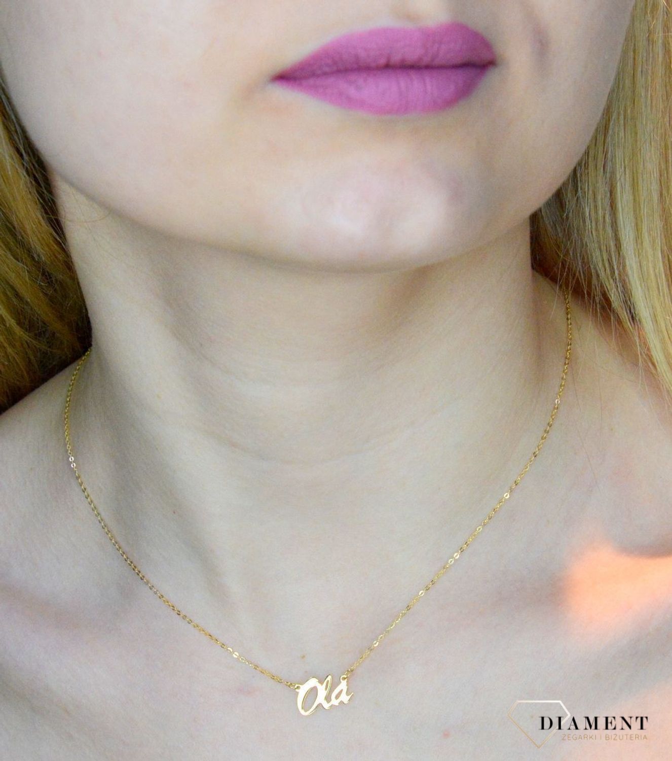 Złota celebrytka 333 z imieniem OLA DIA-NSZ-CEL254NG8KOLA-333. Subtelny i nowoczesny naszyjnik wykonany z najwyższej jakości złota próby 333. Piękny naszyjnik ze złota z imieniem Ola.  Naszyjnik jest wykonany w formie zawieszki. Zawie.jpg