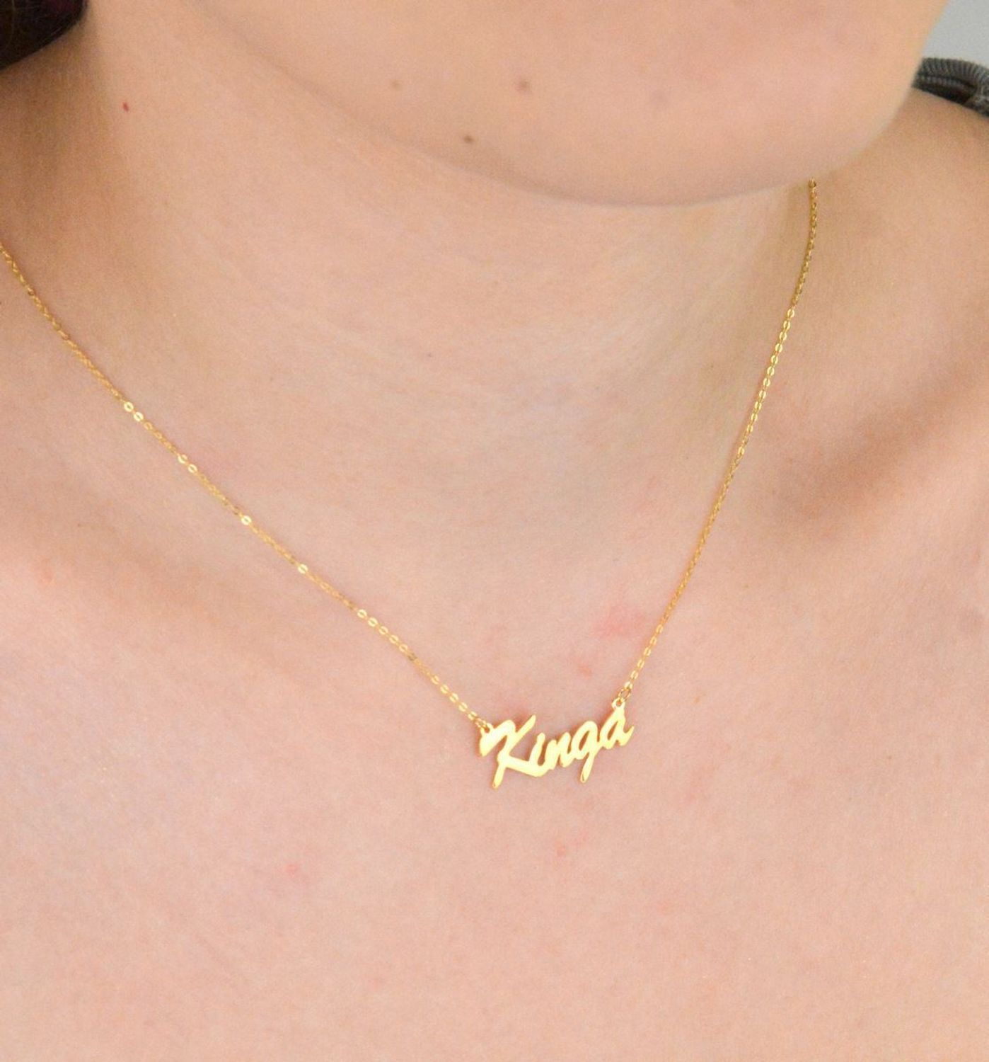 Złoty naszyjnik z imieniem „Kinga” wykonany ze złota próby 333. Łańcuszek typu ankier, długość 42 + 3 cm, waga 1,00 g. Subtelna biżuteria personalizowana – idealna na prezent.11.jpg