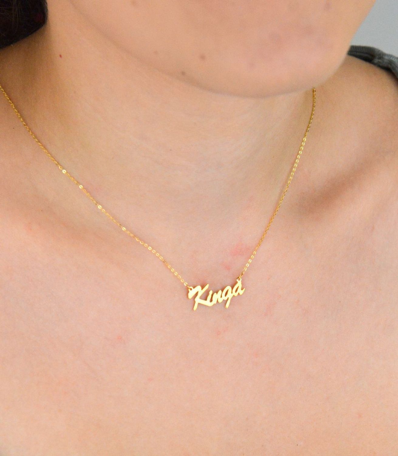 Złoty naszyjnik z imieniem „Kinga” wykonany ze złota próby 333. Łańcuszek typu ankier, długość 42 + 3 cm, waga 1,00 g. Subtelna biżuteria personalizowana – idealna na prezent.11.jpg