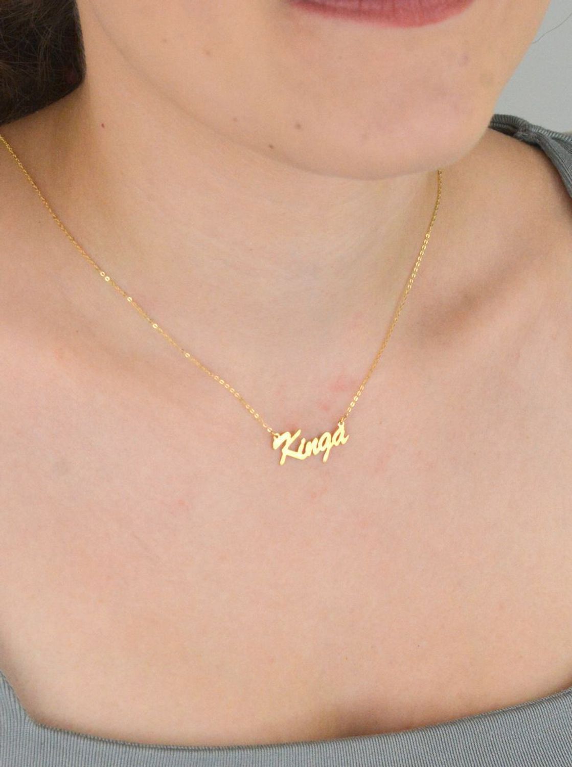 Złoty naszyjnik z imieniem „Kinga” wykonany ze złota próby 333. Łańcuszek typu ankier, długość 42 + 3 cm, waga 1,00 g. Subtelna biżuteria personalizowana – idealna na prezent.11.jpg