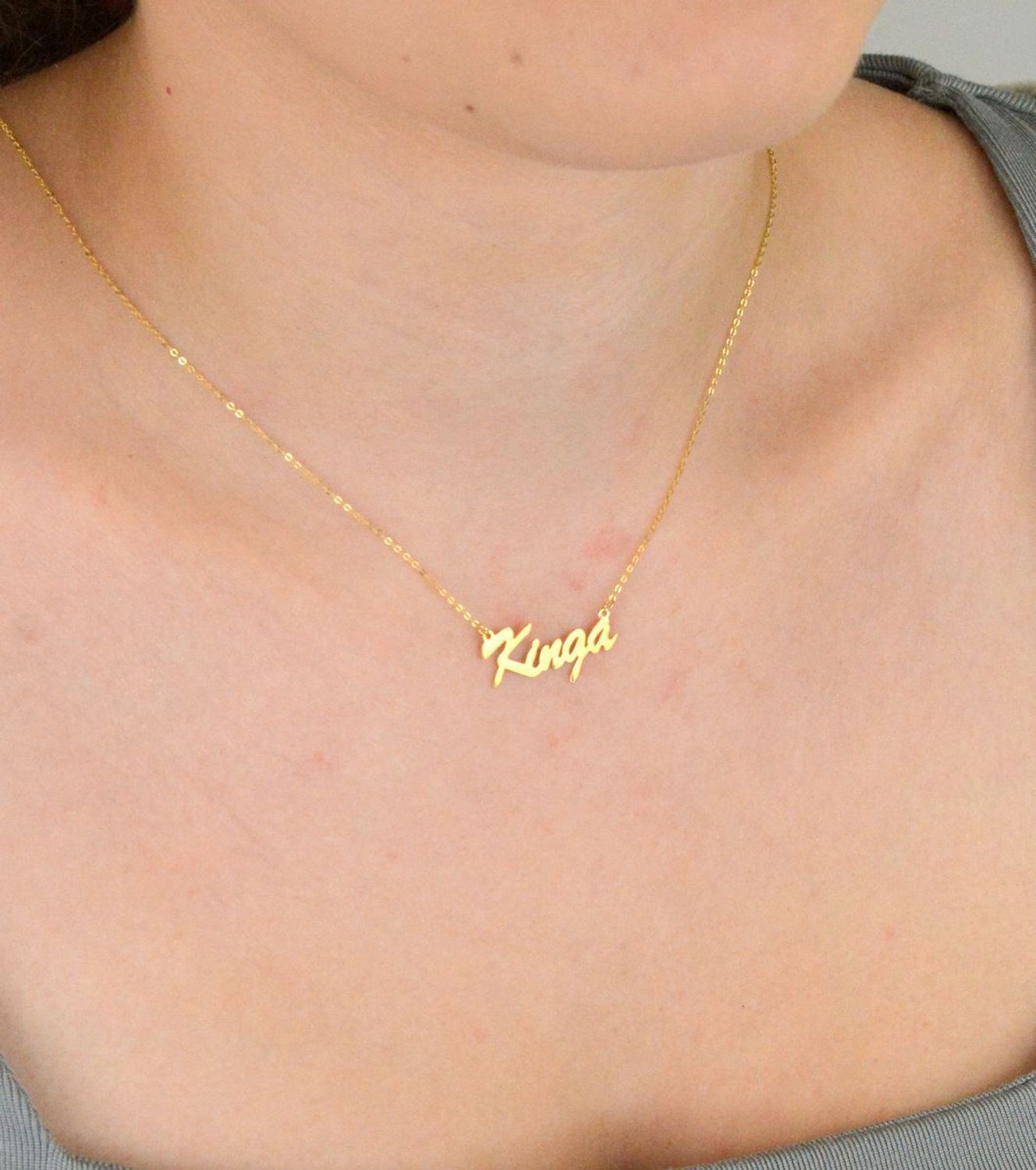 Złoty naszyjnik z imieniem „Kinga” wykonany ze złota próby 333. Łańcuszek typu ankier, długość 42 + 3 cm, waga 1,00 g. Subtelna biżuteria personalizowana – idealna na prezent.11.jpg