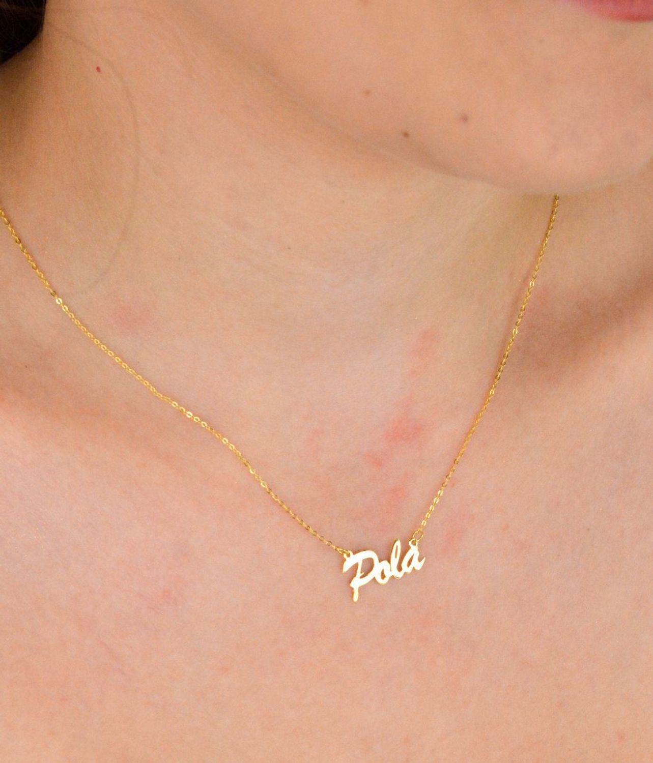 Złoty naszyjnik damski próby 333 z łańcuszkiem ankier i napisem „Pola”. Długość 42 cm + 3 cm regulacji, waga 0,98 g, zapięcie na karabińczyk. Delikatna i elegancka biżuteria idealna na prezent.1.jpg