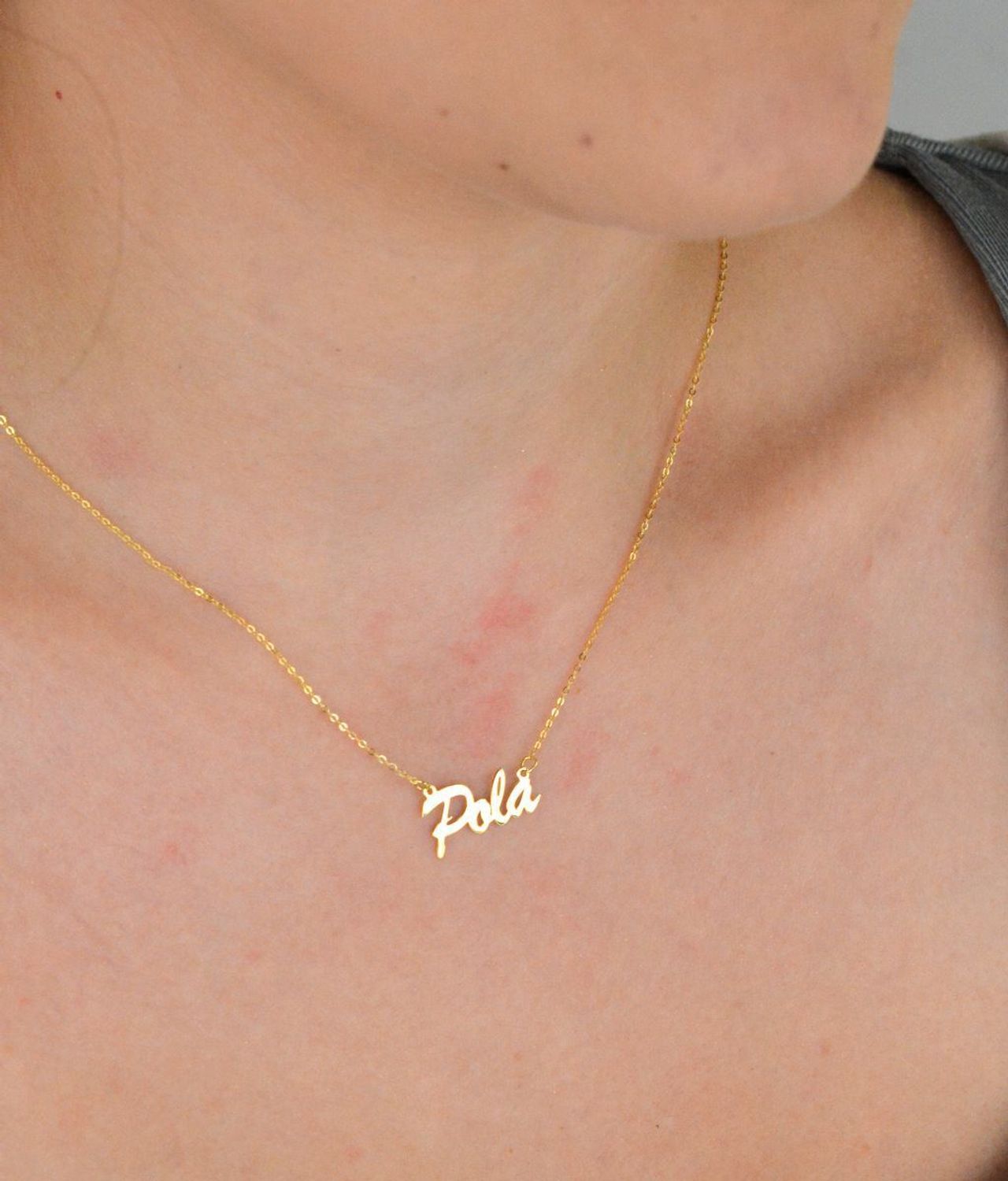 Złoty naszyjnik damski próby 333 z łańcuszkiem ankier i napisem „Pola”. Długość 42 cm + 3 cm regulacji, waga 0,98 g, zapięcie na karabińczyk. Delikatna i elegancka biżuteria idealna na prezent.1.jpg