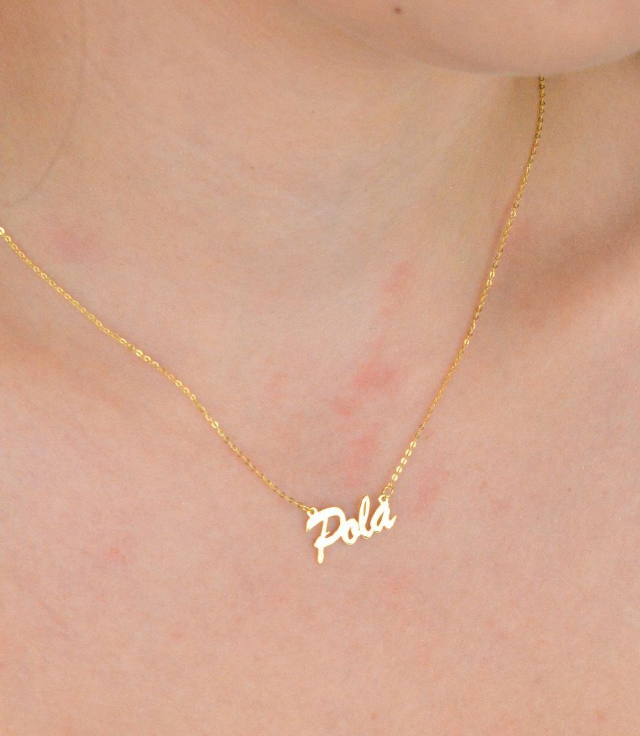 Złoty naszyjnik damski próby 333 z łańcuszkiem ankier i napisem „Pola”. Długość 42 cm + 3 cm regulacji, waga 0,98 g, zapięcie na karabińczyk. Delikatna i elegancka biżuteria idealna na prezent.1.jpg