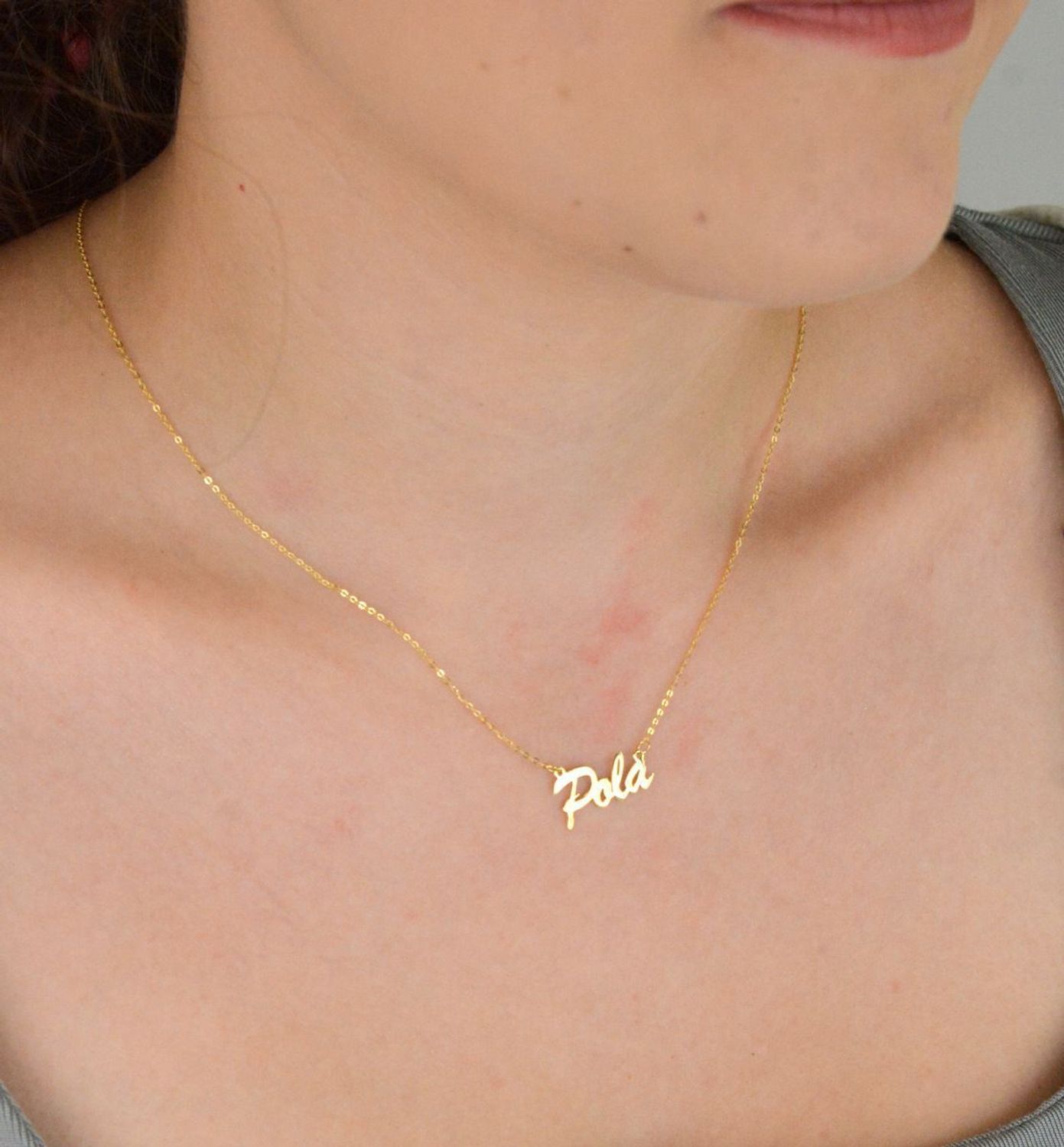 Złoty naszyjnik damski próby 333 z łańcuszkiem ankier i napisem „Pola”. Długość 42 cm + 3 cm regulacji, waga 0,98 g, zapięcie na karabińczyk. Delikatna i elegancka biżuteria idealna na prezent.1.jpg