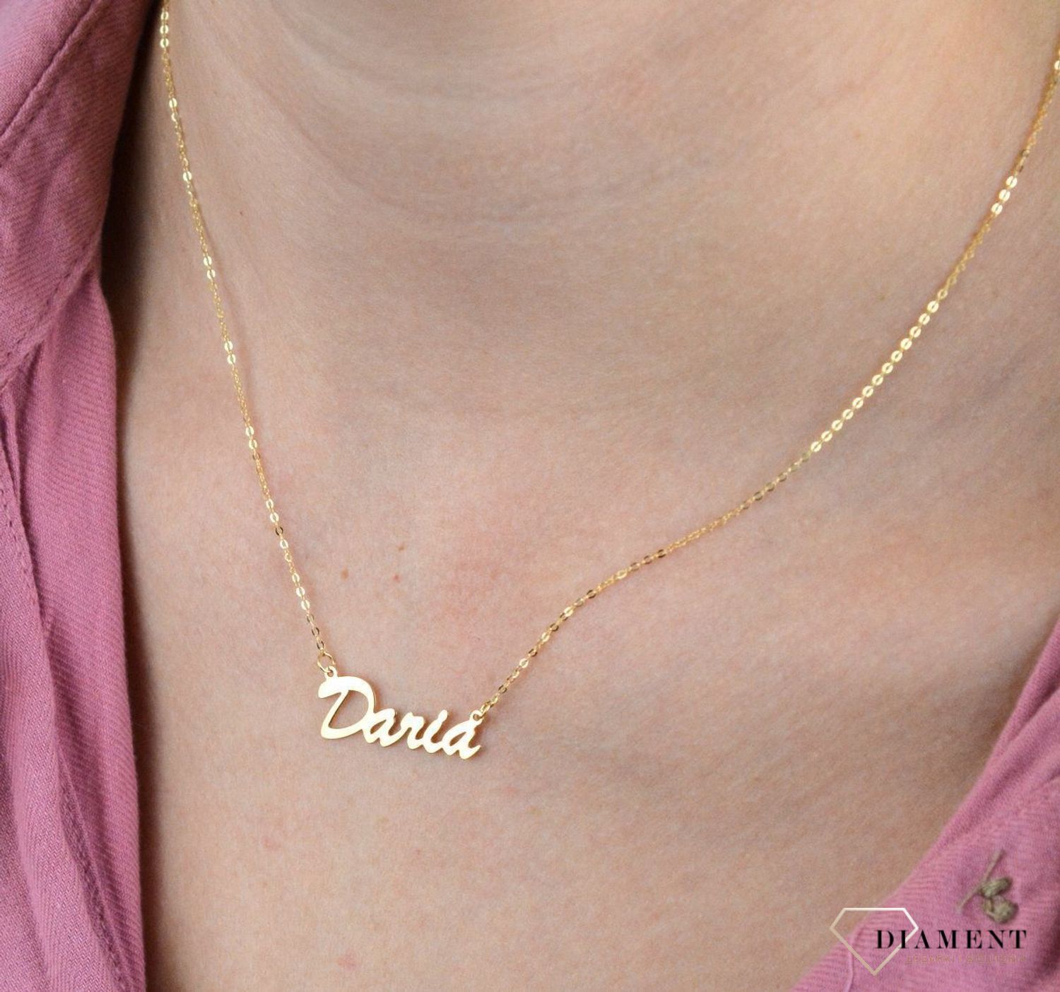 Złota celebrytka 333 z imieniem DARIA DIA-NSZ-CEL259NG8KDARIA-333. Subtelny i nowoczesny naszyjnik wykonany z najwyższej jakości złota próby 333. Piękny naszyjnik ze złota z imieniem DARIA.  Naszyjnik jest wykonany w formie za.jpg