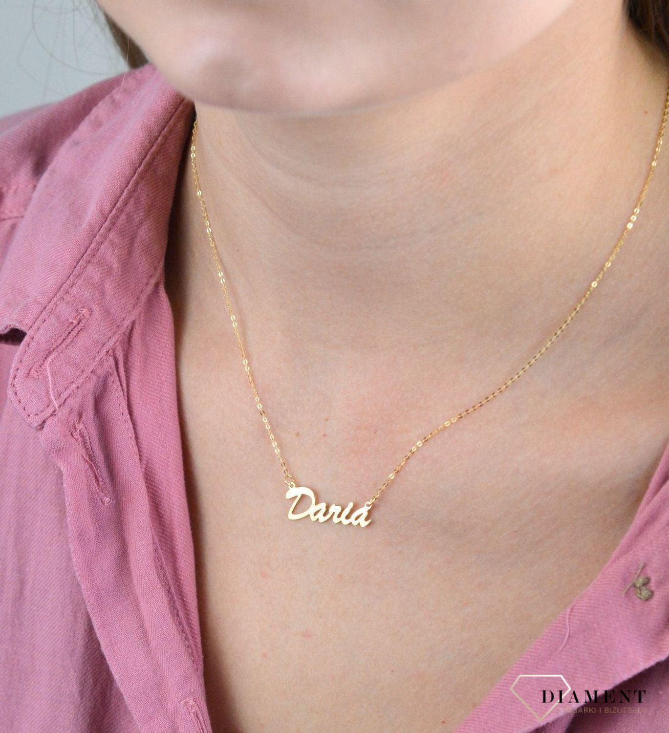 Złota celebrytka 333 z imieniem DARIA DIA-NSZ-CEL259NG8KDARIA-333. Subtelny i nowoczesny naszyjnik wykonany z najwyższej jakości złota próby 333. Piękny naszyjnik ze złota z imieniem DARIA.  Naszyjnik jest wykonany w formie za.jpg