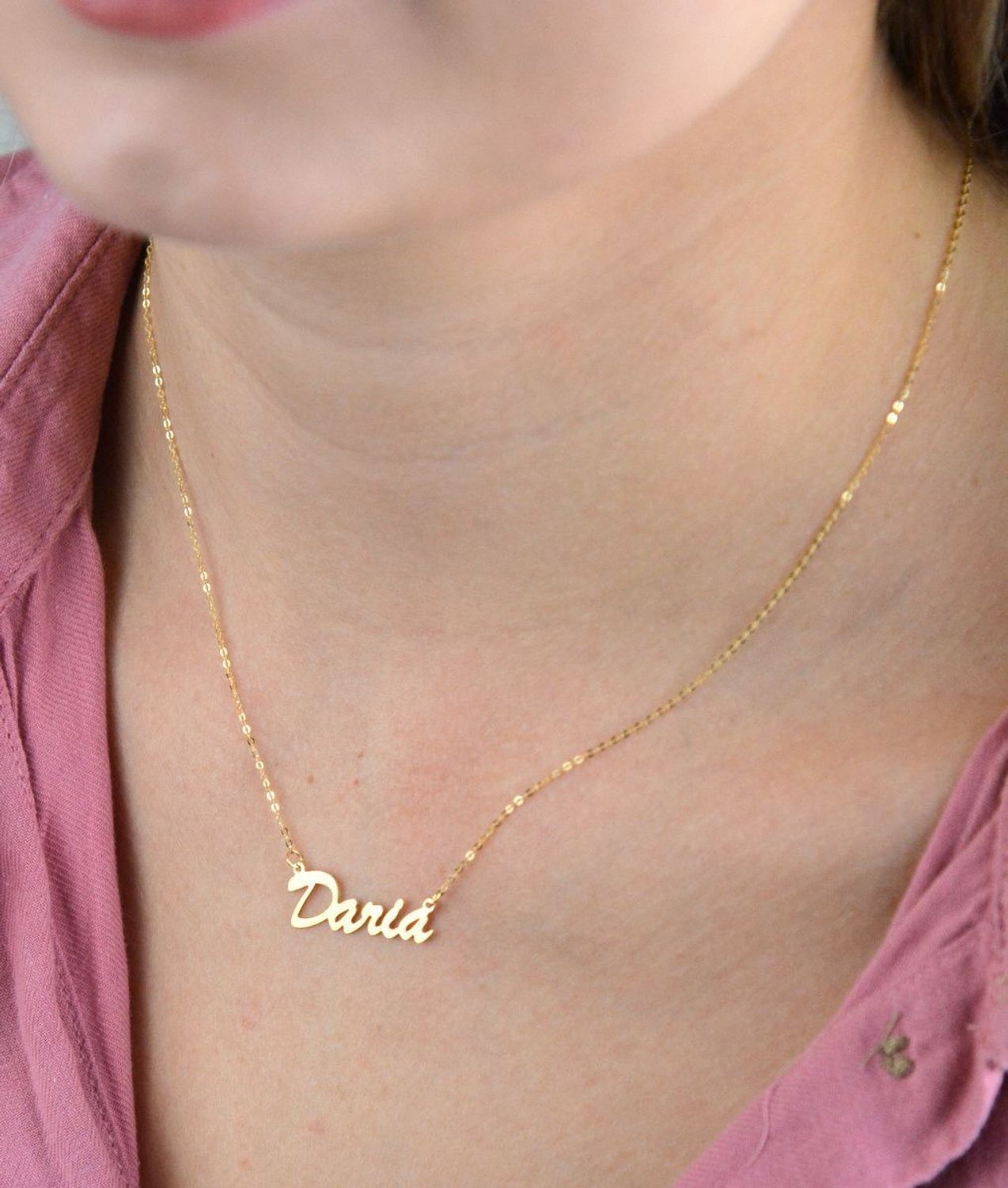 Złota celebrytka 333 z imieniem DARIA DIA-NSZ-CEL259NG8KDARIA-333. Subtelny i nowoczesny naszyjnik wykonany z najwyższej jakości złota próby 333. Piękny naszyjnik ze złota z imieniem DARIA.  Naszyjnik jest wykonany w formie za.jpg