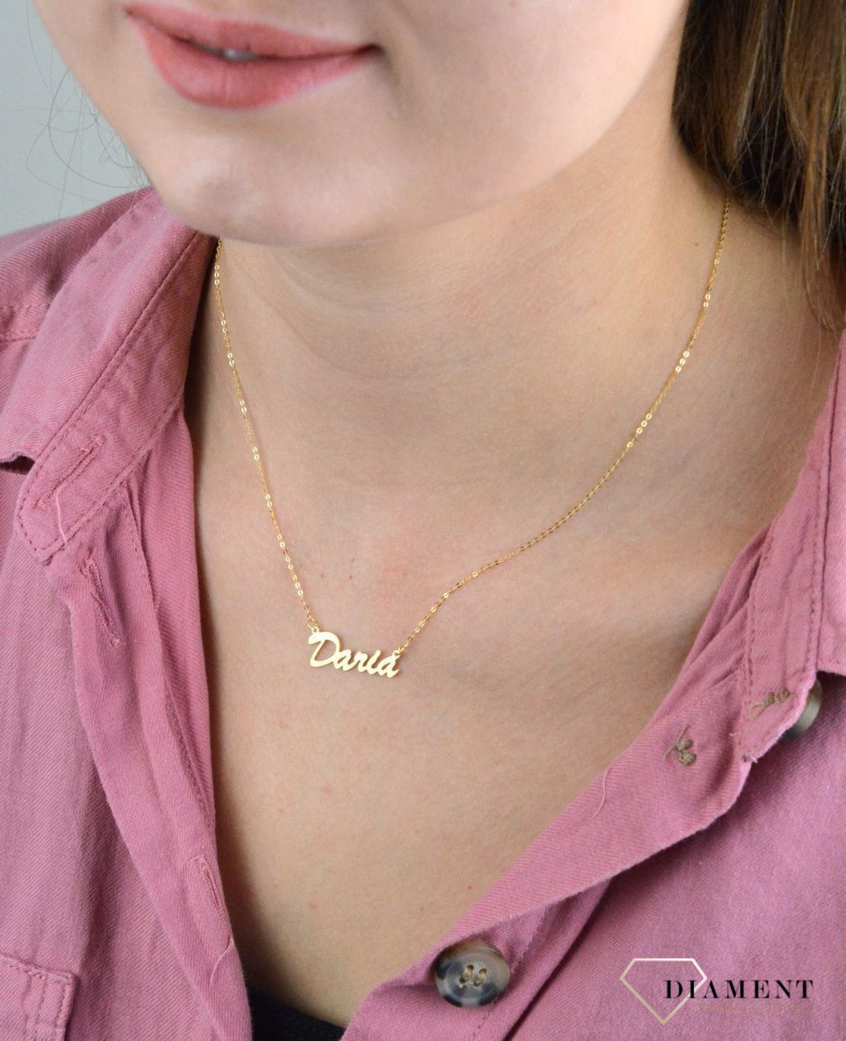 Złota celebrytka 333 z imieniem DARIA DIA-NSZ-CEL259NG8KDARIA-333. Subtelny i nowoczesny naszyjnik wykonany z najwyższej jakości złota próby 333. Piękny naszyjnik ze złota z imieniem DARIA.  Naszyjnik jest wykonany w formie za.jpg