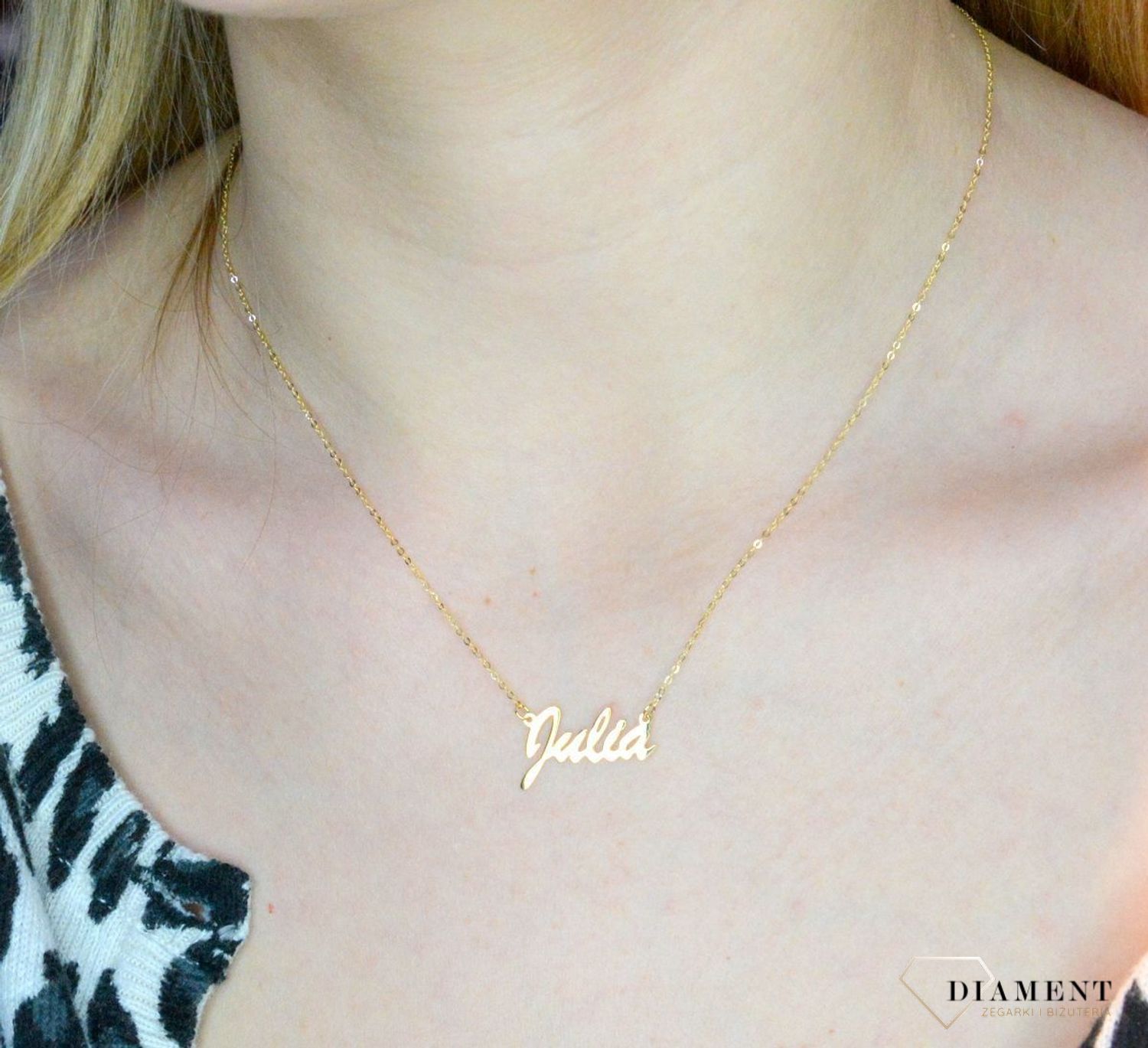 Złota celebrytka 333 z imieniem Julia DIA-NSZ-CEL263NG8KJULIA-333-333. Subtelny i nowoczesny naszyjnik wykonany z najwyższej jakości złota próby 333. Piękny naszyjnik ze złota z imieniem Julia.  Naszyjnik jest wykonany w fo.jpg