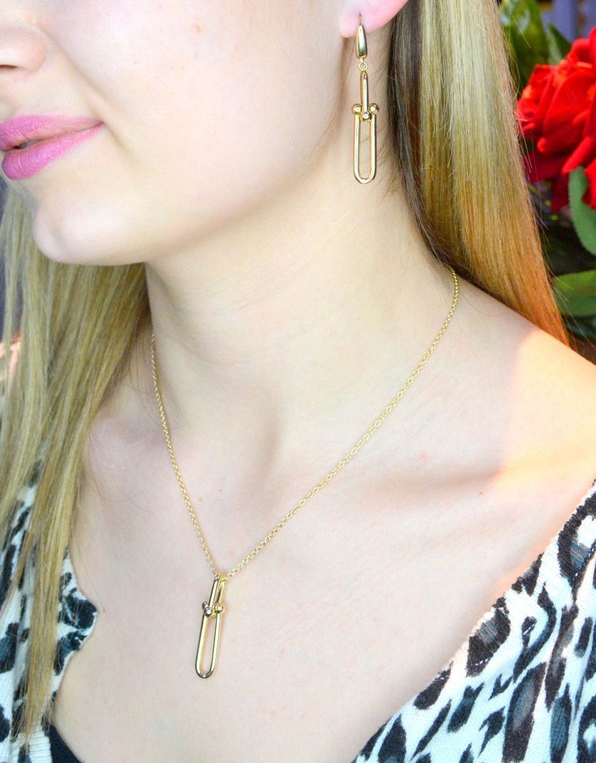 Złoty naszyjnik 585 celebrytka z zawieszką spinacz DIA-NSZ-CG10032-585.  Złoty naszyjnik idealnie sprawdzi się w minimalistycznych zestawieniach na co dzień, ujmując jednocześnie starannym oraz estetycznym wykonaniem. Del.jpg