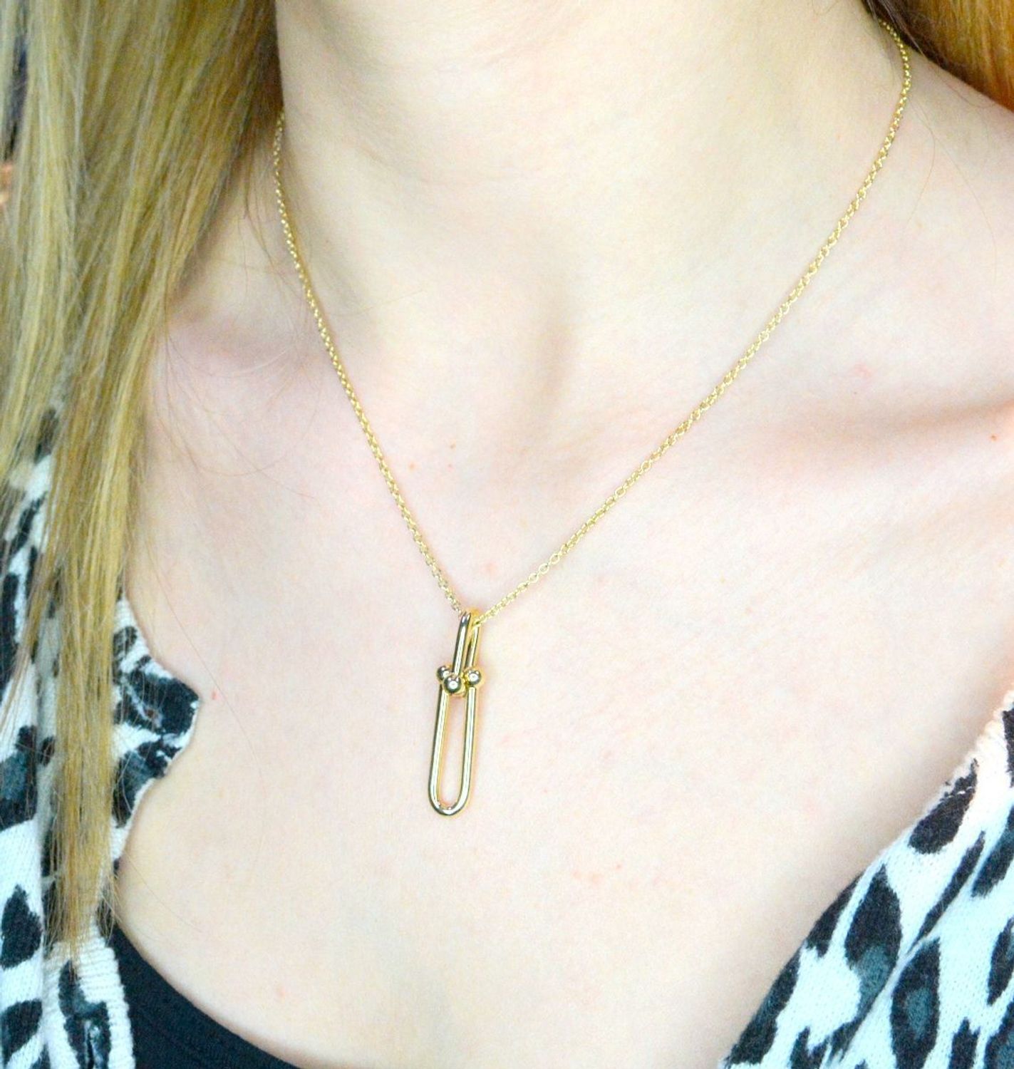 Złoty naszyjnik 585 celebrytka z zawieszką spinacz DIA-NSZ-CG10032-585.  Złoty naszyjnik idealnie sprawdzi się w minimalistycznych zestawieniach na co dzień, ujmując jednocześnie starannym oraz estetycznym wykonaniem. Del.jpg