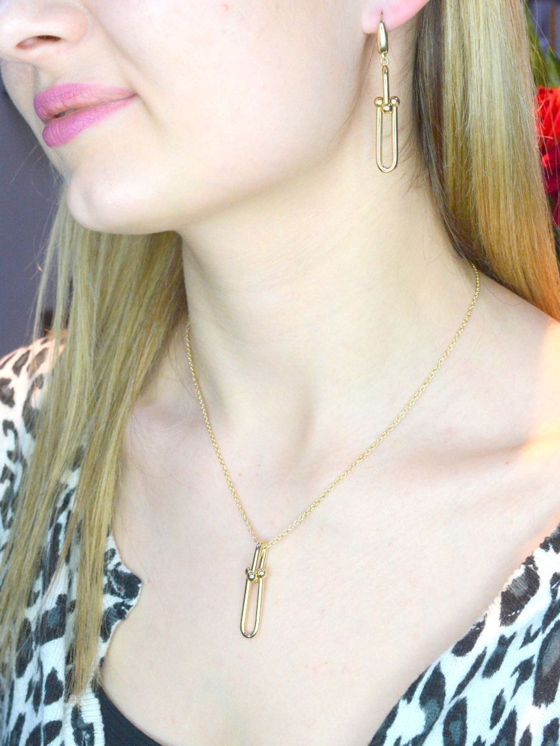 Złoty naszyjnik 585 celebrytka z zawieszką spinacz DIA-NSZ-CG10032-585.  Złoty naszyjnik idealnie sprawdzi się w minimalistycznych zestawieniach na co dzień, ujmując jednocześnie starannym oraz estetycznym wykonaniem. Del.jpg