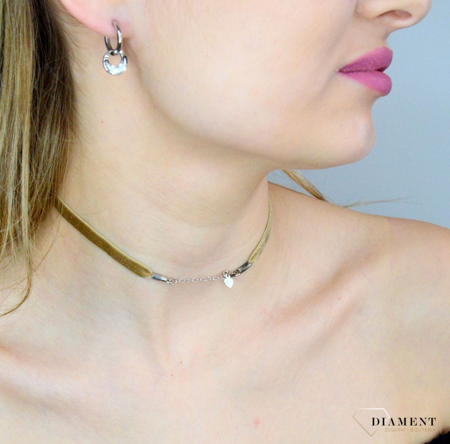 Niezwykle kobieca, a przy tym wciąż szykowna ozdoba pięknie prezentuje się na szyi. Będzie doskonałym prezentem dla osoby w każdym wieku lubiącej odważne, widoczne dodatki.jpg