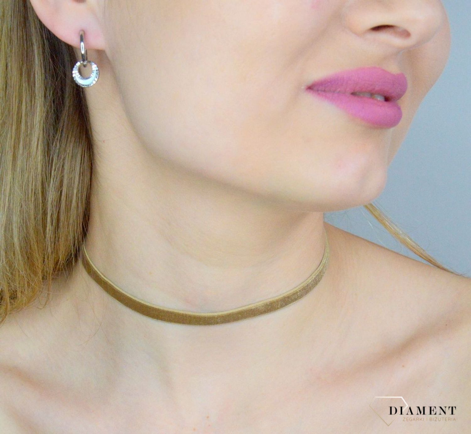 Niezwykle kobieca, a przy tym wciąż szykowna ozdoba pięknie prezentuje się na szyi. Będzie doskonałym prezentem dla osoby w każdym wieku lubiącej odważne, widoczne dodatki.jpg