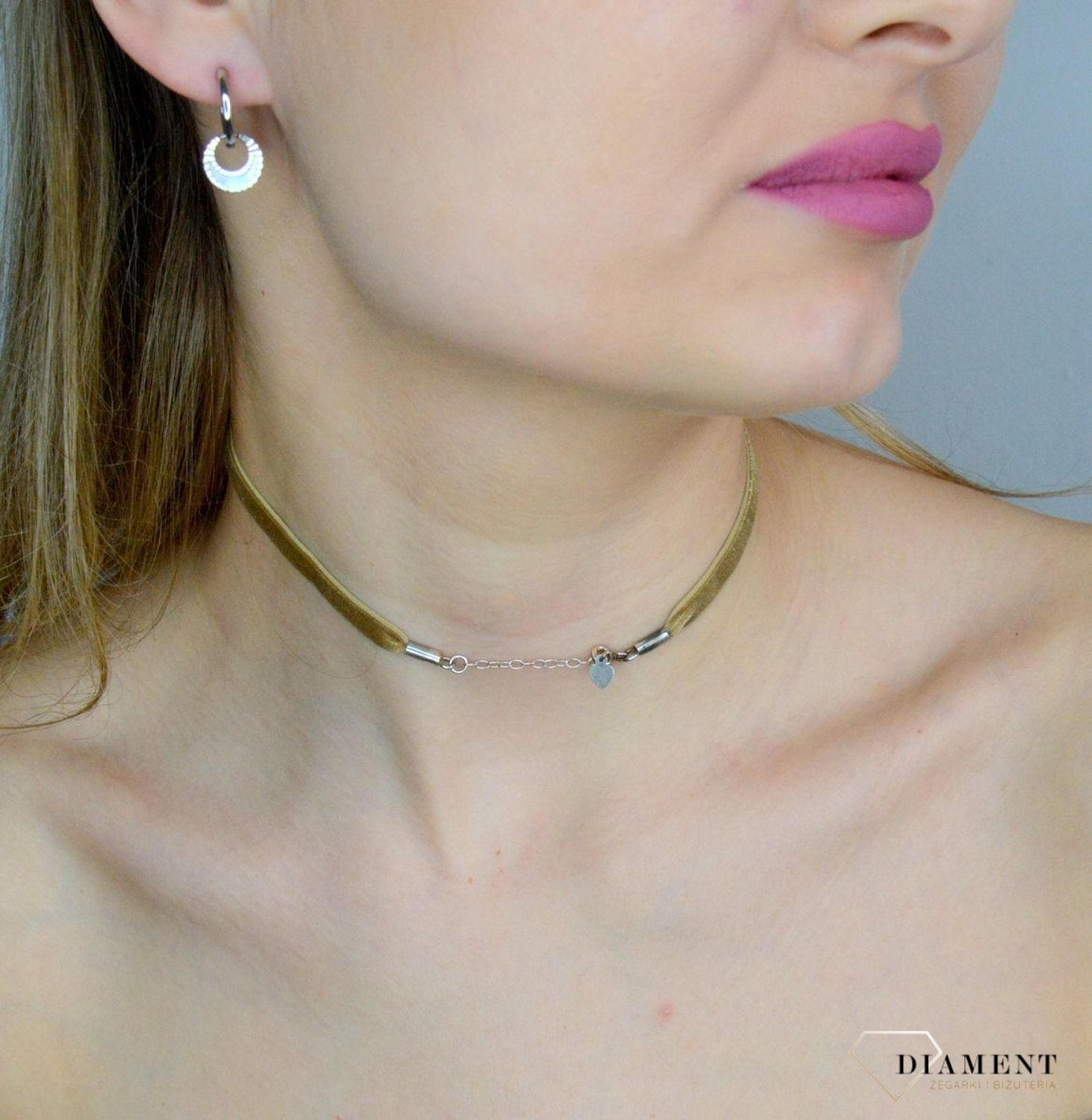 Niezwykle kobieca, a przy tym wciąż szykowna ozdoba pięknie prezentuje się na szyi. Będzie doskonałym prezentem dla osoby w każdym wieku lubiącej odważne, widoczne dodatki.jpg