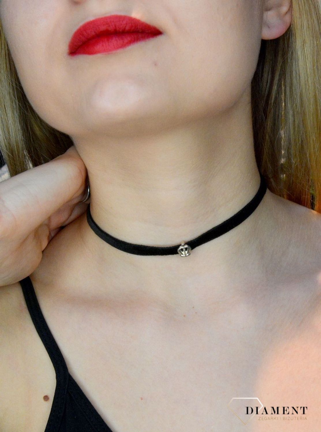 Naszyjnik damski choker na szyję z koroną DIA-NSZ-CHOKER-KORONA-925. Będzie doskonałym prezentem dla osoby w każdym wieku lubiącej odważne, widoczne dodatki. Długość naszyjnika wynosi około 37 cm, a szerokość 0,7 cm..jpg