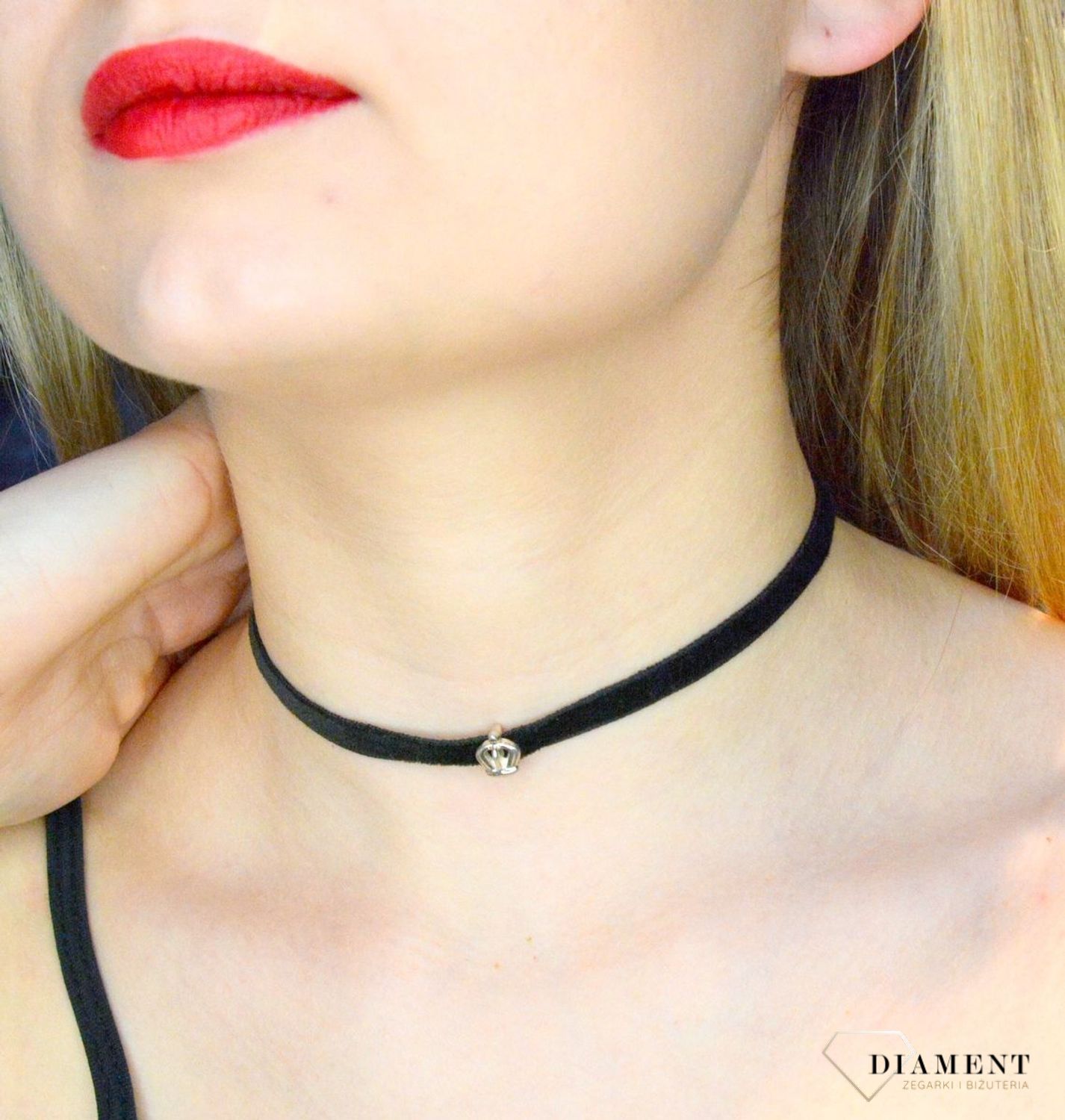Naszyjnik damski choker na szyję z koroną DIA-NSZ-CHOKER-KORONA-925. Będzie doskonałym prezentem dla osoby w każdym wieku lubiącej odważne, widoczne dodatki. Długość naszyjnika wynosi około 37 cm, a szerokość 0,7 cm..jpg