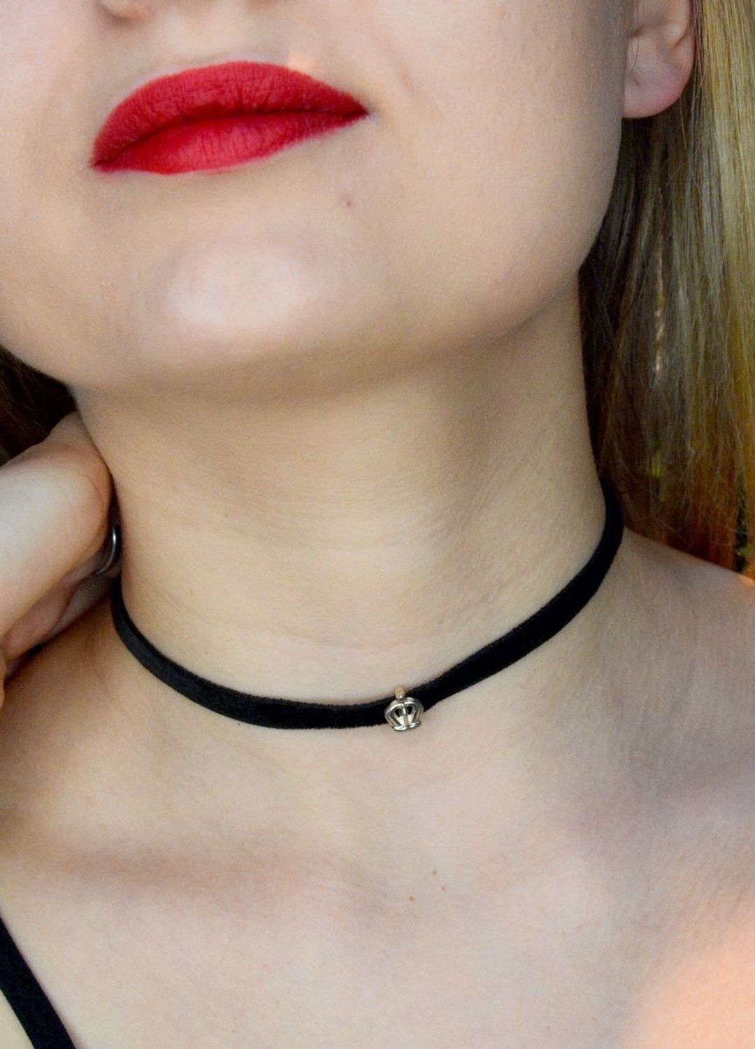 Naszyjnik damski choker na szyję z koroną DIA-NSZ-CHOKER-KORONA-925. Będzie doskonałym prezentem dla osoby w każdym wieku lubiącej odważne, widoczne dodatki. Długość naszyjnika wynosi około 37 cm, a szerokość 0,7 cm..jpg