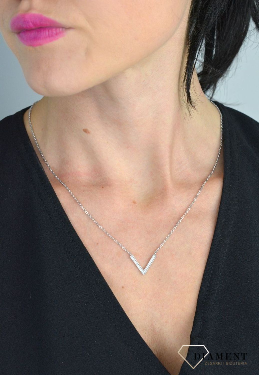 Srebrny naszyjnik celebrytka 'V' z cyrkonią DIA-NSZ-CYRKONIE2-925.jpg