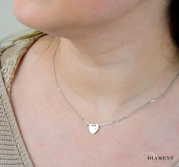 Srebrny naszyjnik z zawieszką w kształcie serca ozdobiony błyszczącym brylancikiem. Naszyjnik został wykonany z najwyższej jakości srebra próby 925. Naszyjnik srebnry z sercem i diamentem (1).JPG