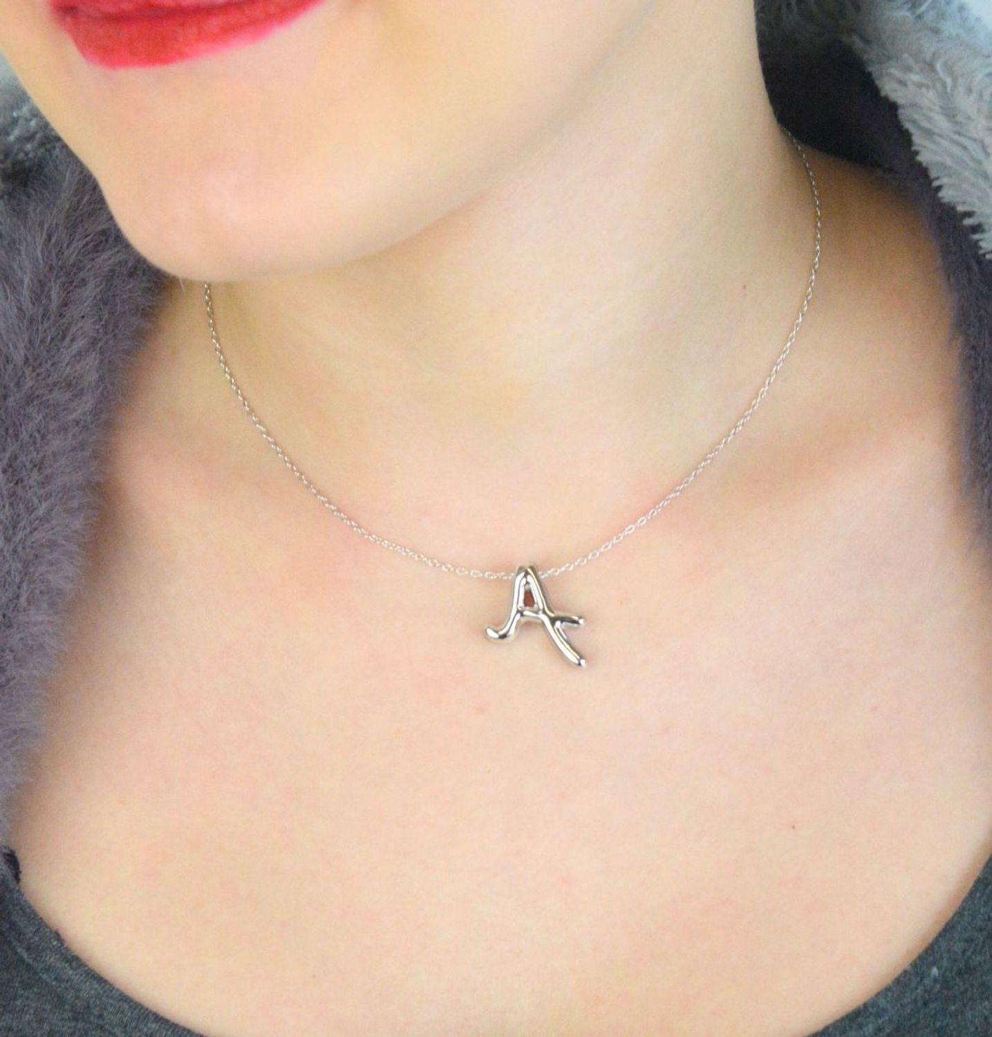 Naszyjnik z literką A – srebro próby 925 rodowane, zawieszka 20x21 mm, łańcuszek 42 cm + 3 cm. Osobisty dodatek i idealny pomysł na prezent.2.jpg