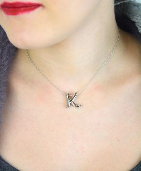Srebrny naszyjnik z literką K – model DIA-NSZ-EFK-18MM-925. Rodowane srebro 925, zawieszka 18x20 mm, łańcuszek 42 cm + 3 cm. Osobisty prezent i elegancki dodatek (1).JPG