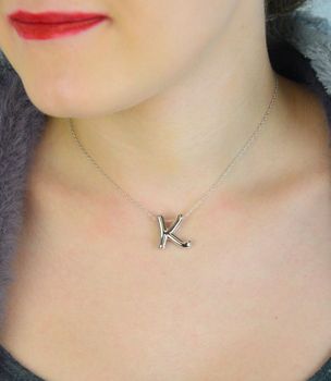 Srebrny naszyjnik z literką K – model DIA-NSZ-EFK-18MM-925. Rodowane srebro 925, zawieszka 18x20 mm, łańcuszek 42 cm + 3 cm. Osobisty prezent i elegancki dodatek (2).JPG