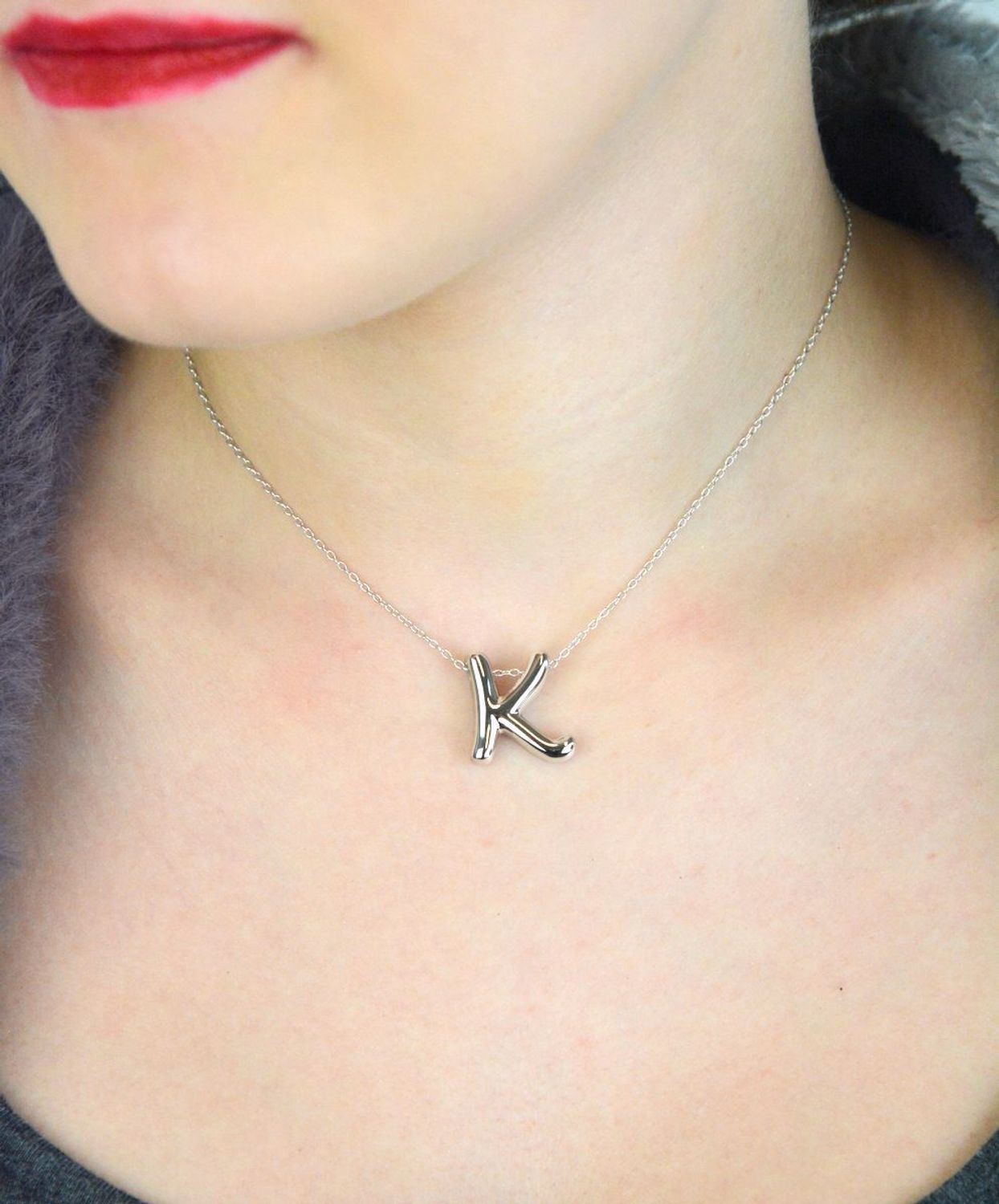 Srebrny naszyjnik z literką K – model DIA-NSZ-EFK-18MM-925. Rodowane srebro 925, zawieszka 18x20 mm, łańcuszek 42 cm + 3 cm. Osobisty prezent i elegancki dodatek.1.jpg