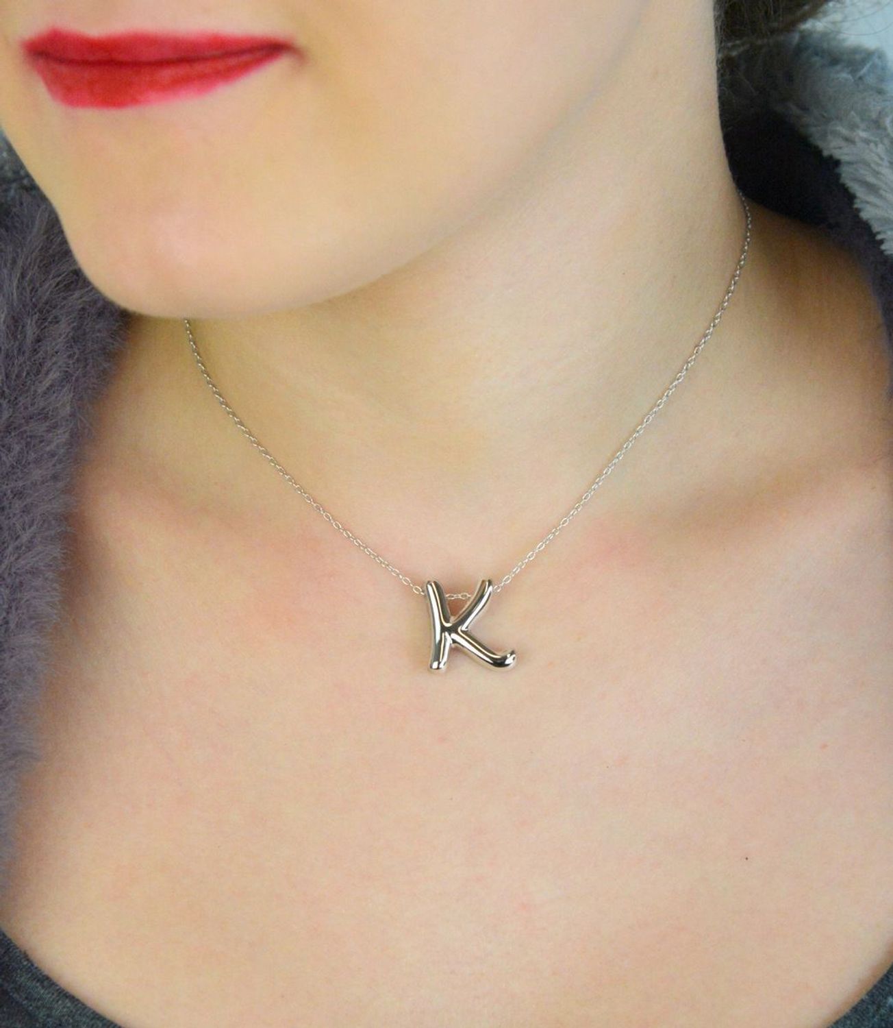 Srebrny naszyjnik z literką K – model DIA-NSZ-EFK-18MM-925. Rodowane srebro 925, zawieszka 18x20 mm, łańcuszek 42 cm + 3 cm. Osobisty prezent i elegancki dodatek.1.jpg