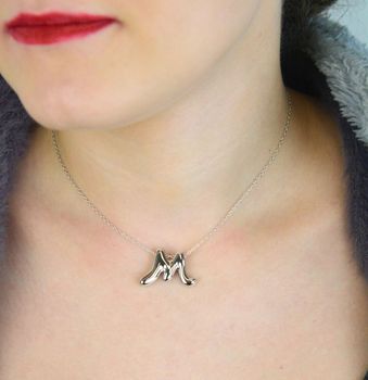 Srebrny naszyjnik z literką M – model z rodowanego srebra próby 925, zawieszka 19x25 mm, łańcuszek 42 cm + 3 cm. Osobisty dodatek z klasą (1).JPG