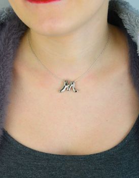 Srebrny naszyjnik z literką M – model z rodowanego srebra próby 925, zawieszka 19x25 mm, łańcuszek 42 cm + 3 cm. Osobisty dodatek z klasą (2).JPG