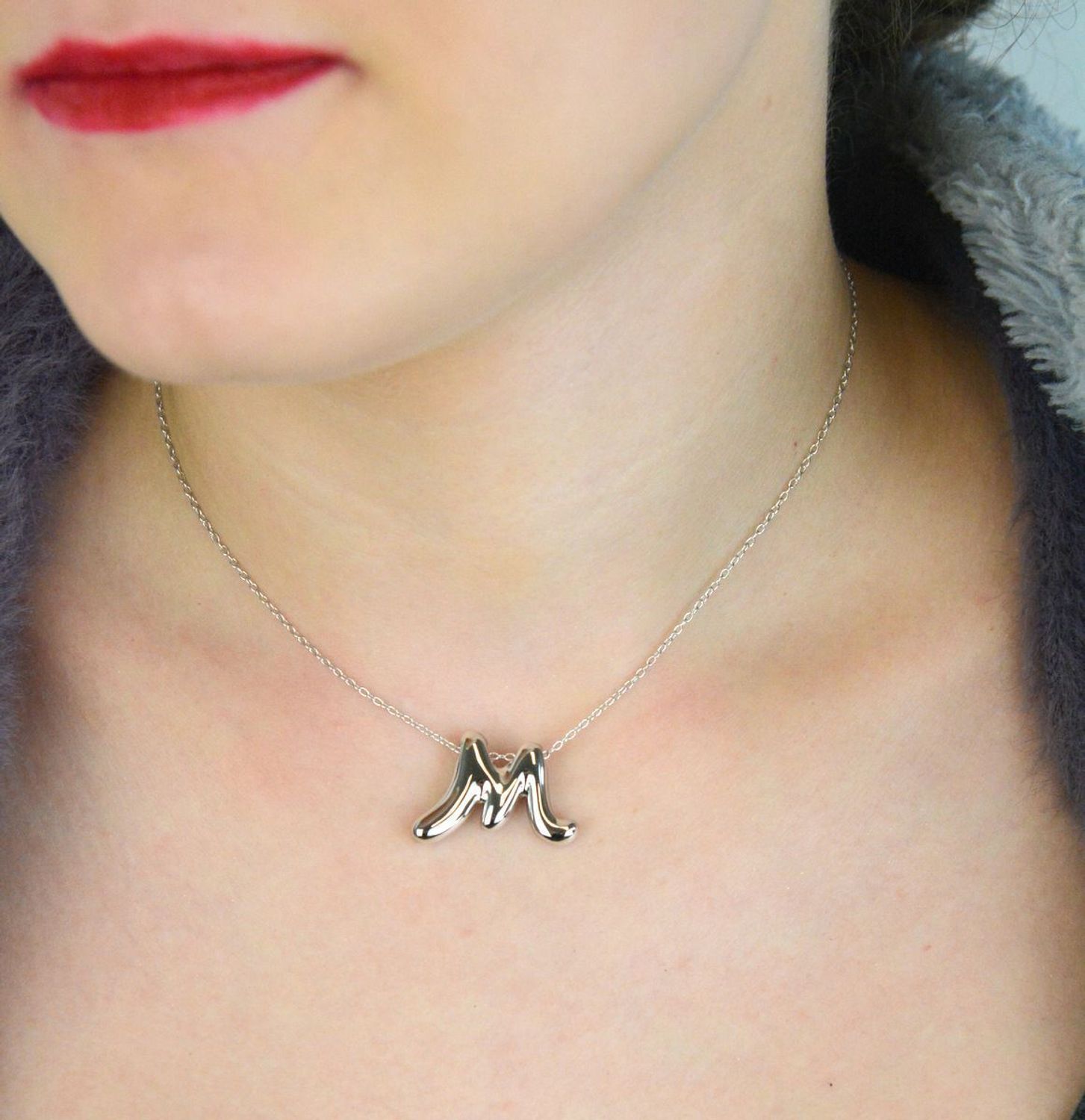 Srebrny naszyjnik z literką M – model z rodowanego srebra próby 925, zawieszka 19x25 mm, łańcuszek 42 cm + 3 cm. Osobisty dodatek z klasą.1.jpg