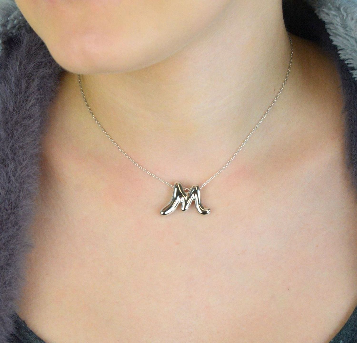 Srebrny naszyjnik z literką M – model z rodowanego srebra próby 925, zawieszka 19x25 mm, łańcuszek 42 cm + 3 cm. Osobisty dodatek z klasą.1.jpg