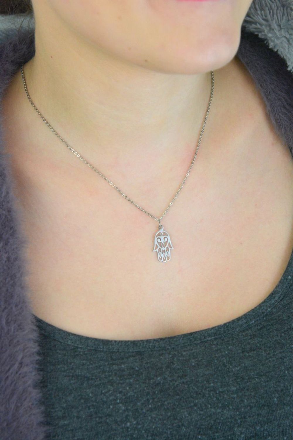 Naszyjnik damski DIA-NSZ-FATIMA3-925 z zawieszką w kształcie ręki Fatimy. Wykonany ze stali szlachetnej, długość 45+5 cm, zapięcie na karabińczyk. Symbol ochrony i harmonii – idealny prezent dla.jpg