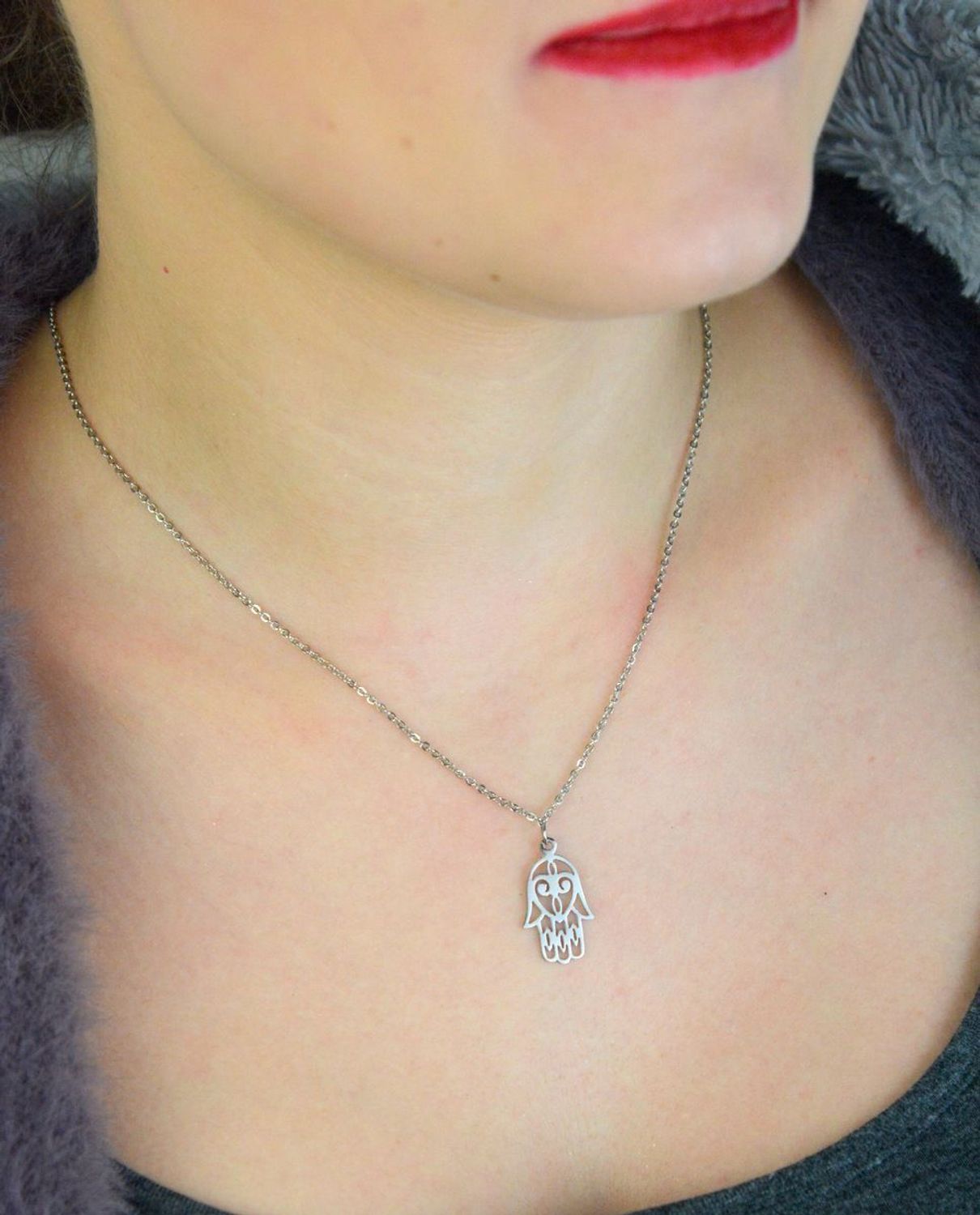 Naszyjnik damski DIA-NSZ-FATIMA3-925 z zawieszką w kształcie ręki Fatimy. Wykonany ze stali szlachetnej, długość 45+5 cm, zapięcie na karabińczyk. Symbol ochrony i harmonii – idealny prezent dla.jpg