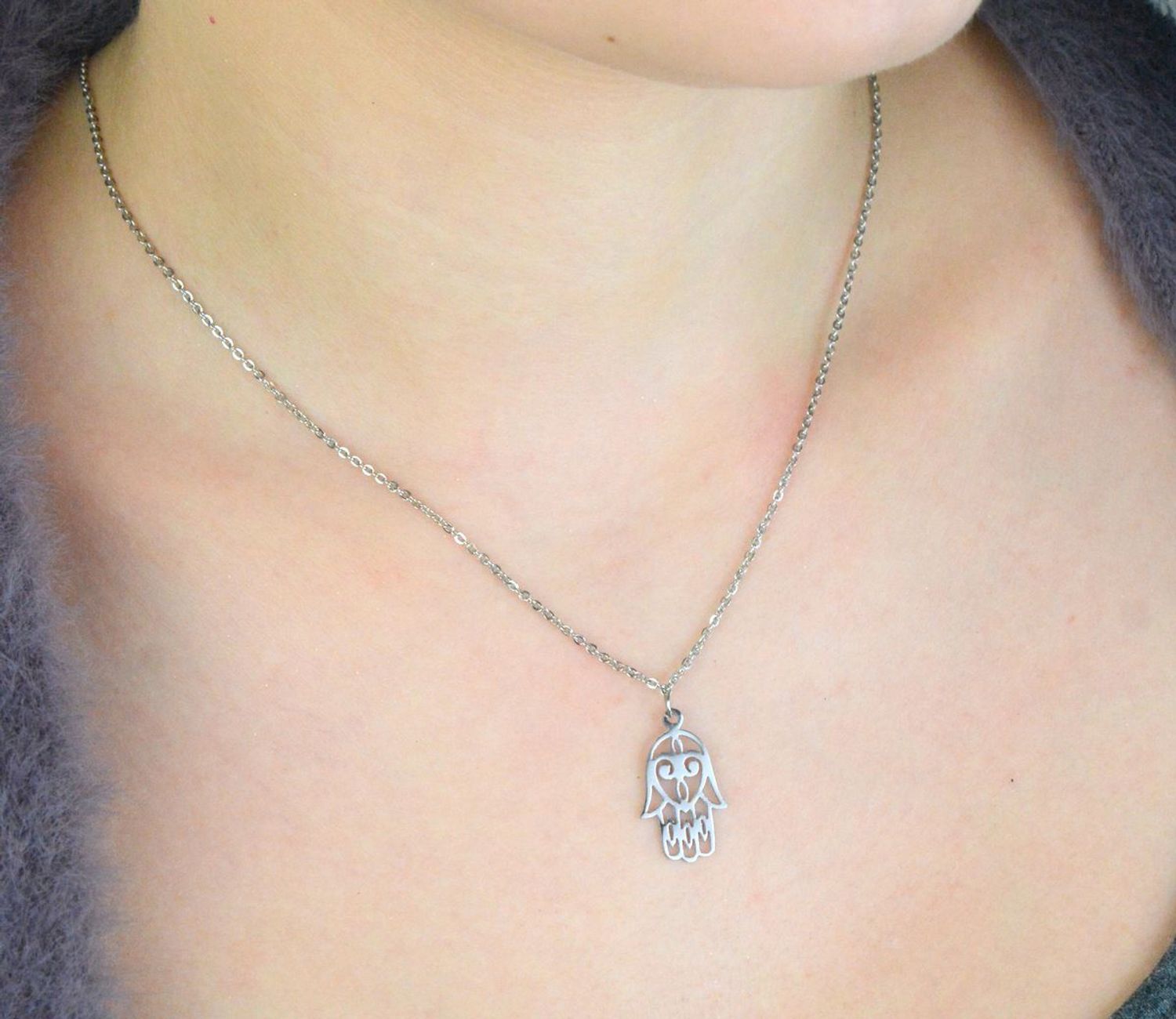 Naszyjnik damski DIA-NSZ-FATIMA3-925 z zawieszką w kształcie ręki Fatimy. Wykonany ze stali szlachetnej, długość 45+5 cm, zapięcie na karabińczyk. Symbol ochrony i harmonii – idealny prezent dla.jpg