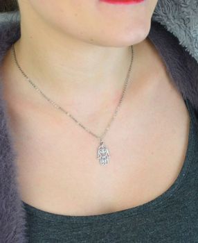 Naszyjnik damski DIA-NSZ-FATIMA3-925 z zawieszką w kształcie ręki Fatimy. Wykonany ze stali szlachetnej, długość 45+5 cm, zapięcie na karabińczyk. Symbol ochrony i harmonii – idealny prezent dla kobiety (2).JPG