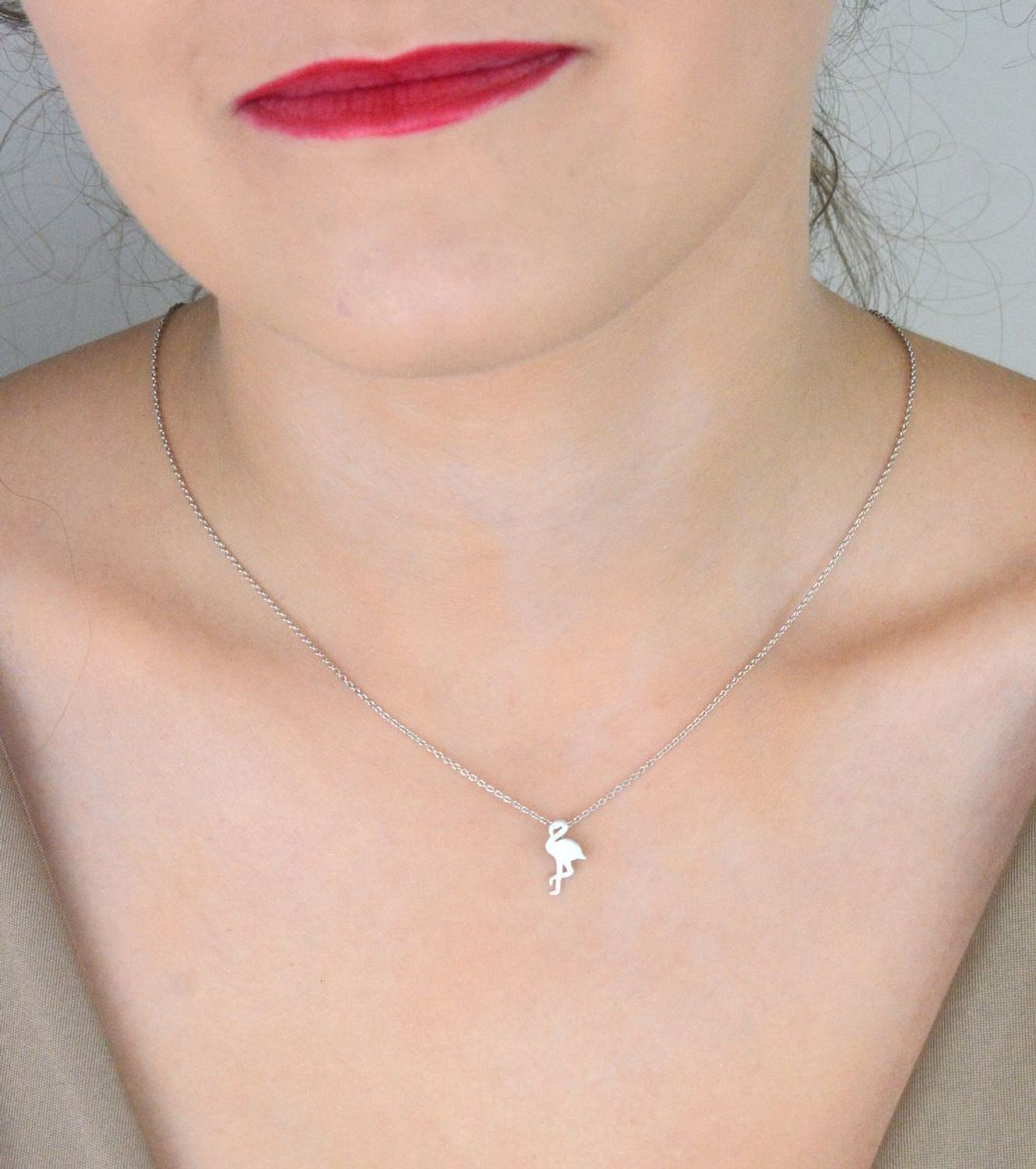 Naszyjnik damski srebrny próby 925 z zawieszką flaming o wymiarach 1,3 cm x 6 mm. Delikatny łańcuszek długości 42 cm z regulacją + 5 cm, waga 2,20 g. Elegancka i lekka biżuteria idealna na każ.jpg