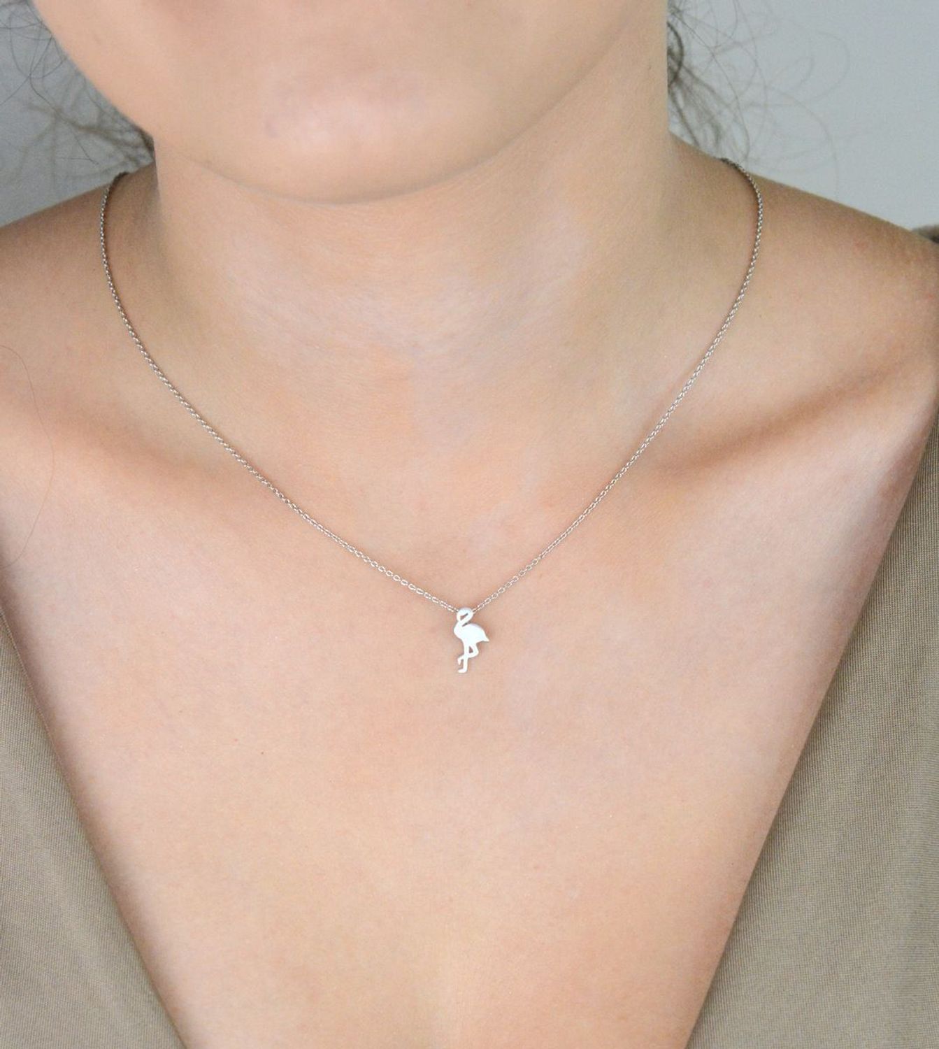 Naszyjnik damski srebrny próby 925 z zawieszką flaming o wymiarach 1,3 cm x 6 mm. Delikatny łańcuszek długości 42 cm z regulacją + 5 cm, waga 2,20 g. Elegancka i lekka biżuteria idealna na każ.jpg