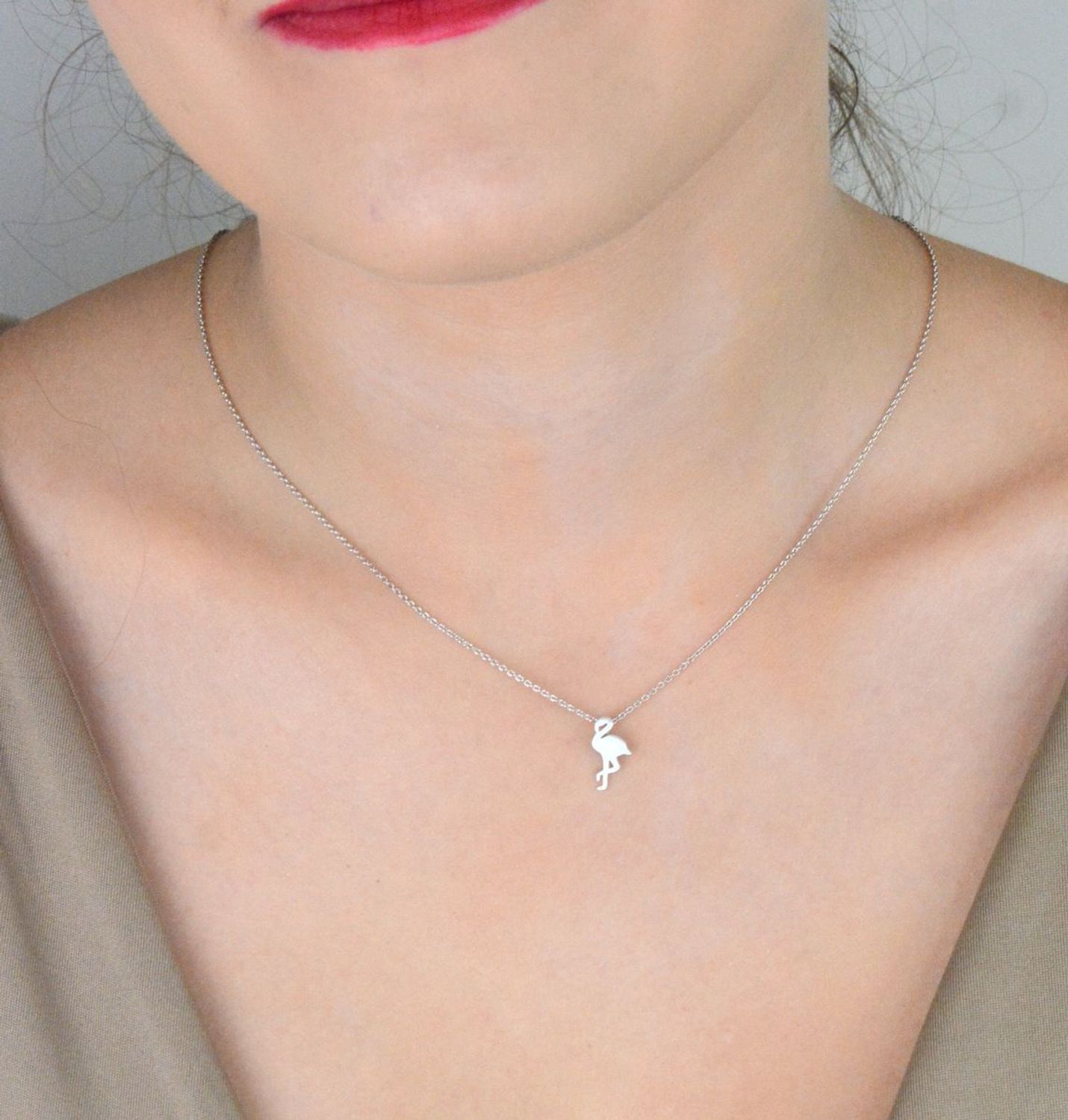 Naszyjnik damski srebrny próby 925 z zawieszką flaming o wymiarach 1,3 cm x 6 mm. Delikatny łańcuszek długości 42 cm z regulacją + 5 cm, waga 2,20 g. Elegancka i lekka biżuteria idealna na każ.jpg