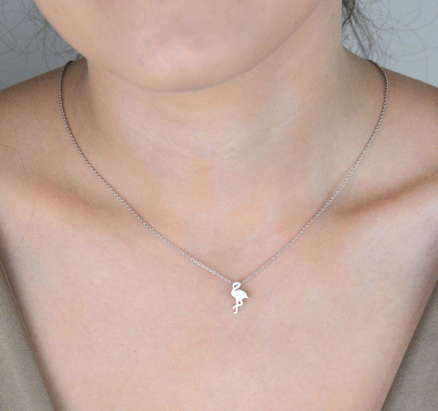 Naszyjnik damski srebrny próby 925 z zawieszką flaming o wymiarach 1,3 cm x 6 mm. Delikatny łańcuszek długości 42 cm z regulacją + 5 cm, waga 2,20 g. Elegancka i lekka biżuteria idealna na każ.jpg