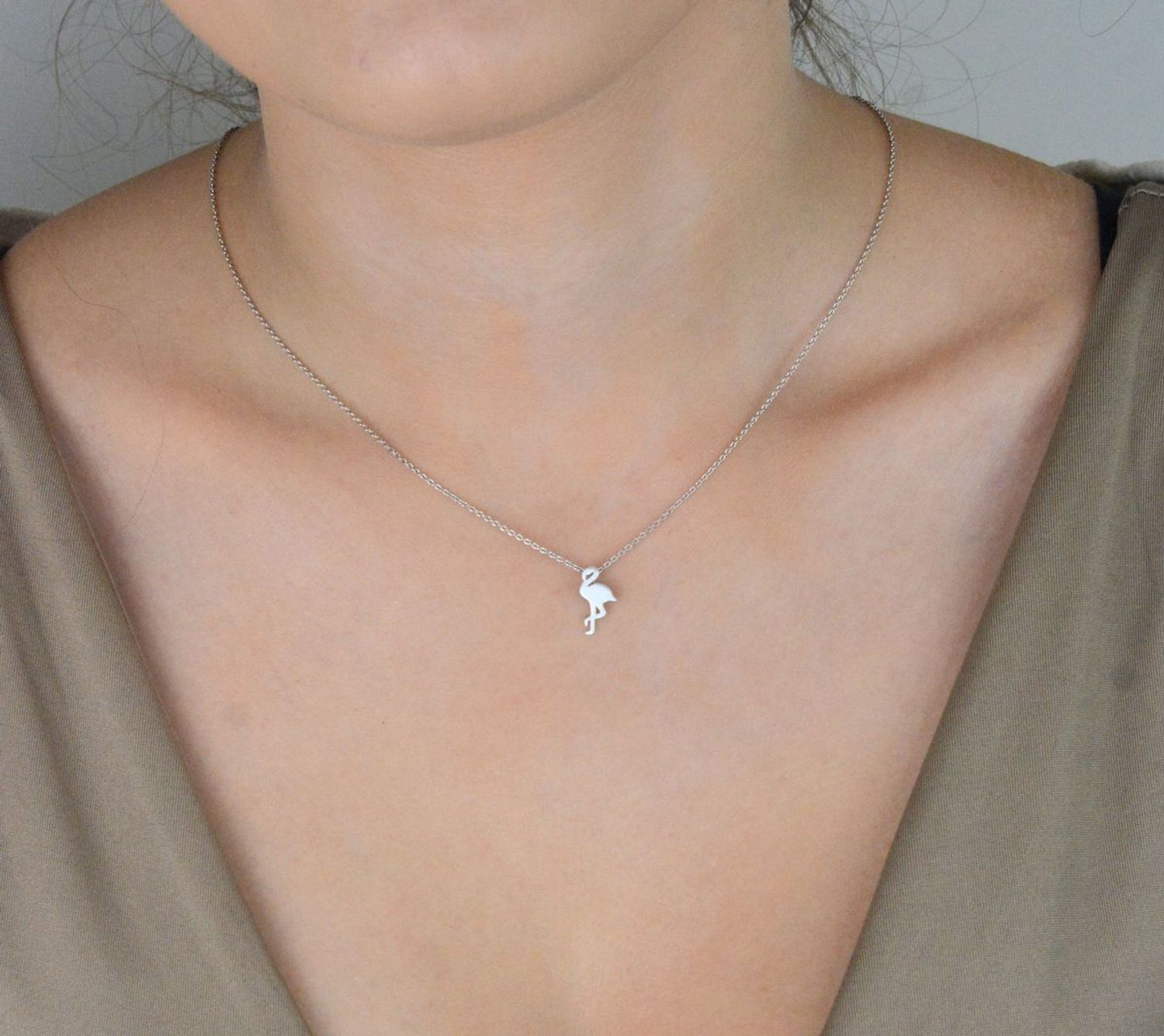 Naszyjnik damski srebrny próby 925 z zawieszką flaming o wymiarach 1,3 cm x 6 mm. Delikatny łańcuszek długości 42 cm z regulacją + 5 cm, waga 2,20 g. Elegancka i lekka biżuteria idealna na każ.jpg