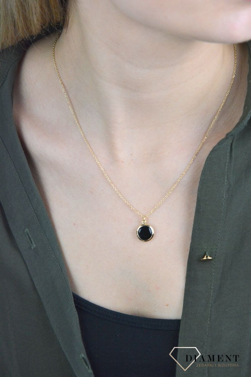 Pozłacany Naszyjnik Dall'acqua okrągła zawieszka z onyksem DIA-NSZ-H4065973BLK-925. Pozłacana 24 ct złotem Włoska biżuteria Dall'acqua z kolekcji Sublime to biżuteria, która zachwyci każdą obdarowaną kobietę. Naszyjnik wykona.jpg