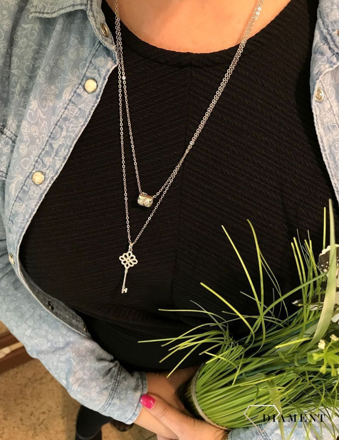 Modny naszyjnik wykonany z najwyższej jakości srebra. Długi łańcuszek z elementami ozdobnymi w postaci kluczyka i owalu. Zapraszamy!.jpg