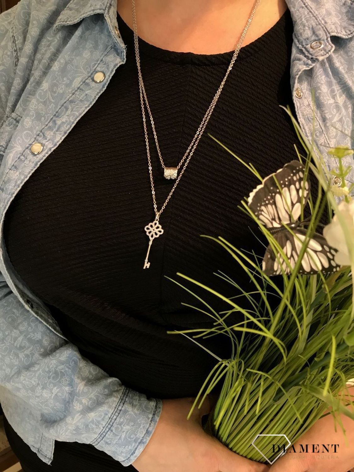 Modny naszyjnik wykonany z najwyższej jakości srebra. Długi łańcuszek z elementami ozdobnymi w postaci kluczyka i owalu. Zapraszamy!.jpg