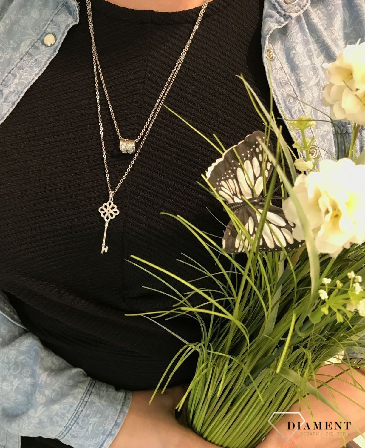 Modny naszyjnik wykonany z najwyższej jakości srebra. Długi łańcuszek z elementami ozdobnymi w postaci kluczyka i owalu. Zapraszamy!.jpg