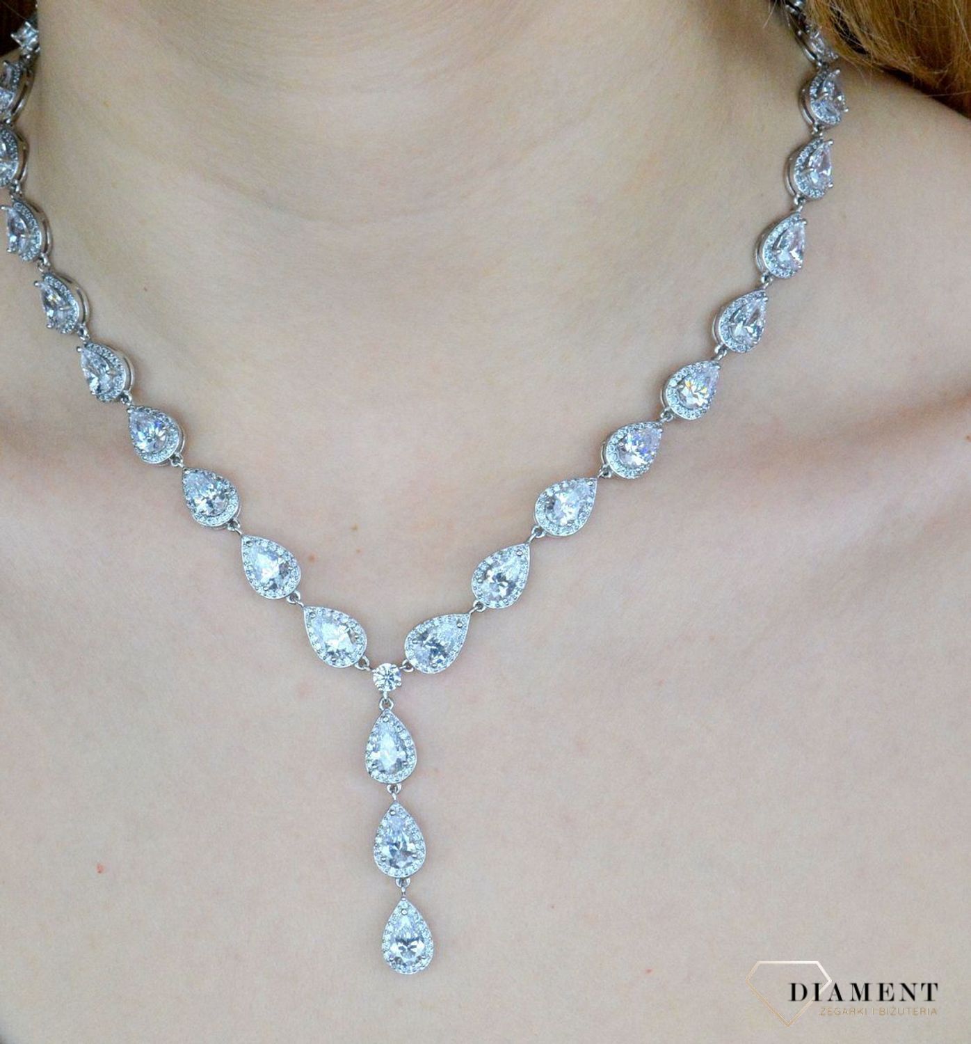 Srebrny naszyjnik damski Błyszcząca kolia DIA-NSZ-KOLIA-LSNIENIE-925. Naszyjnik, który idealnie dopełni stylizacje na ważne momenty takie jak śluby, komunie. Dzięki temu dodatkowi każda kobieta poczuje się zjawiskowo. Biżu.jpg