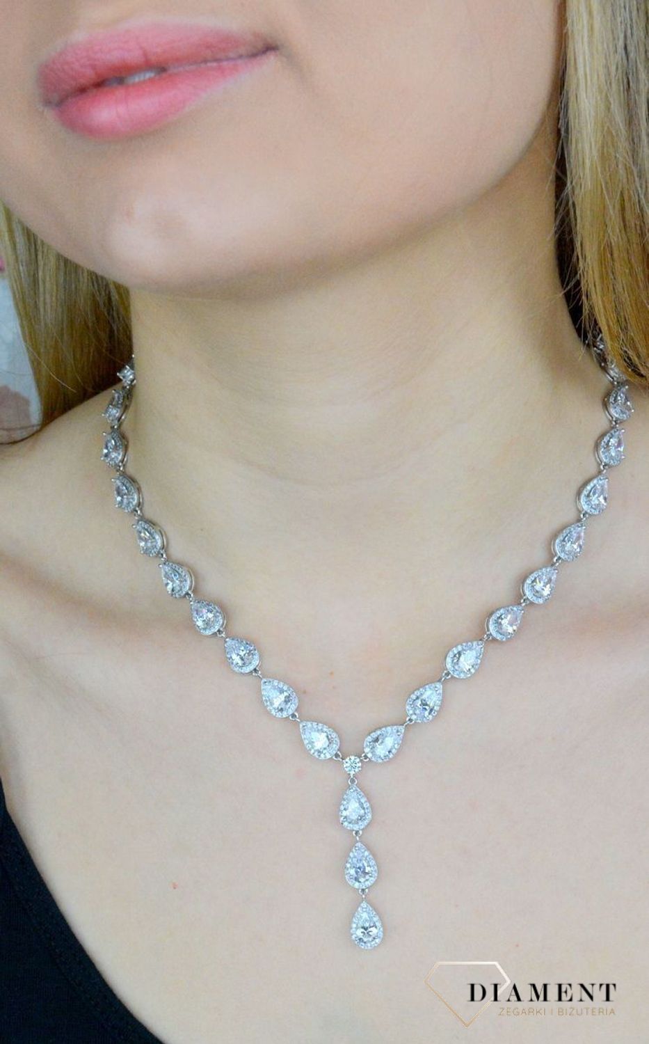 Srebrny naszyjnik damski Błyszcząca kolia DIA-NSZ-KOLIA-LSNIENIE-925. Naszyjnik, który idealnie dopełni stylizacje na ważne momenty takie jak śluby, komunie. Dzięki temu dodatkowi każda kobieta poczuje się zjawiskowo. Biżu.jpg