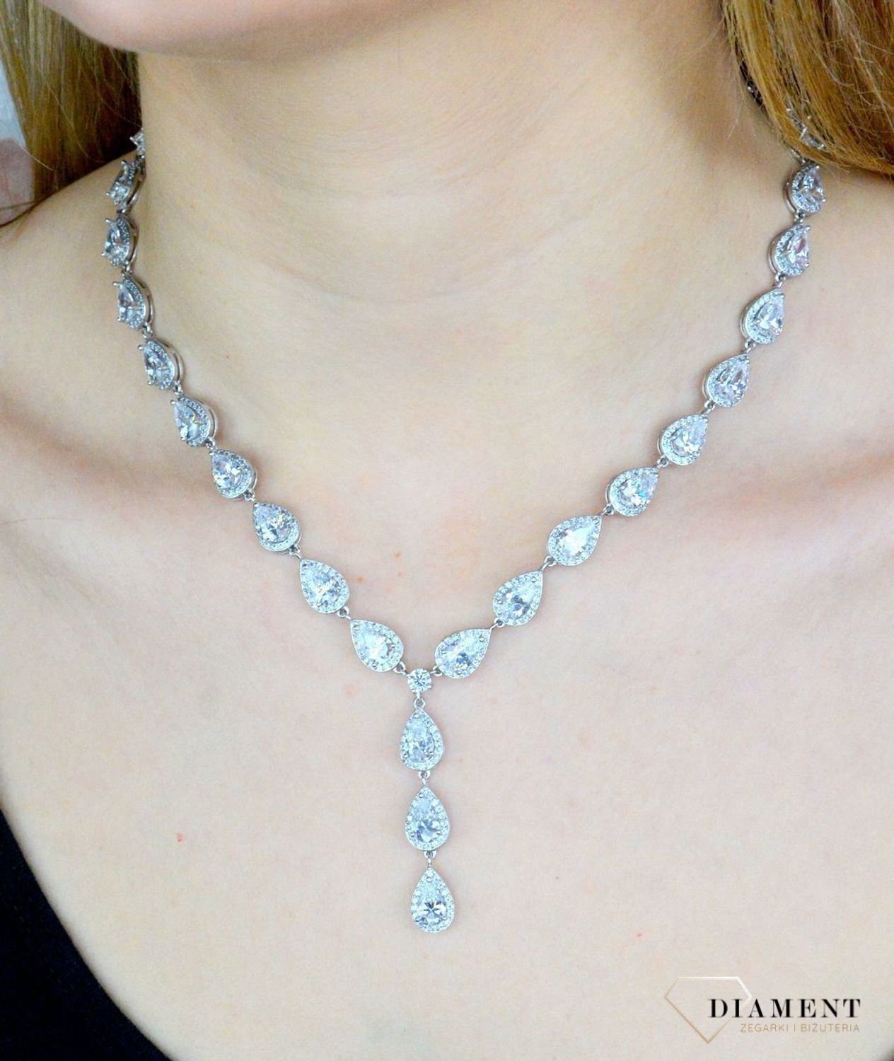 Srebrny naszyjnik damski Błyszcząca kolia DIA-NSZ-KOLIA-LSNIENIE-925. Naszyjnik, który idealnie dopełni stylizacje na ważne momenty takie jak śluby, komunie. Dzięki temu dodatkowi każda kobieta poczuje się zjawiskowo. Biżu.jpg